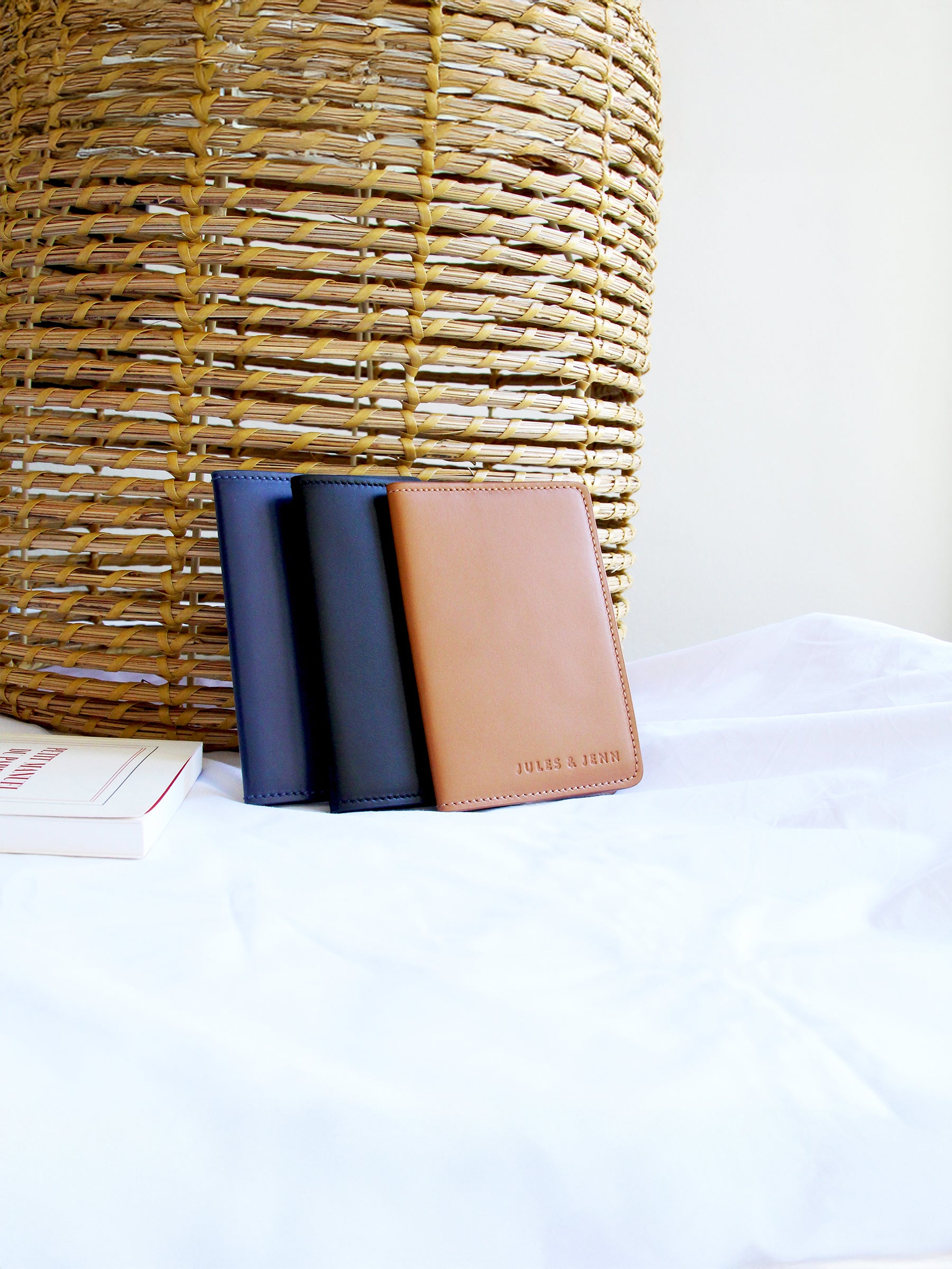 vue declinaisons protege passeport cuir camel jules jenn