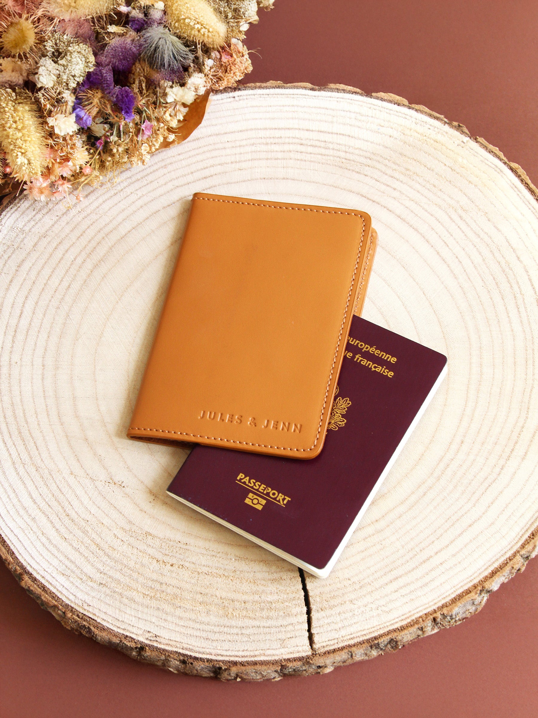 vue posée protege passeport cuir camel jules jenn