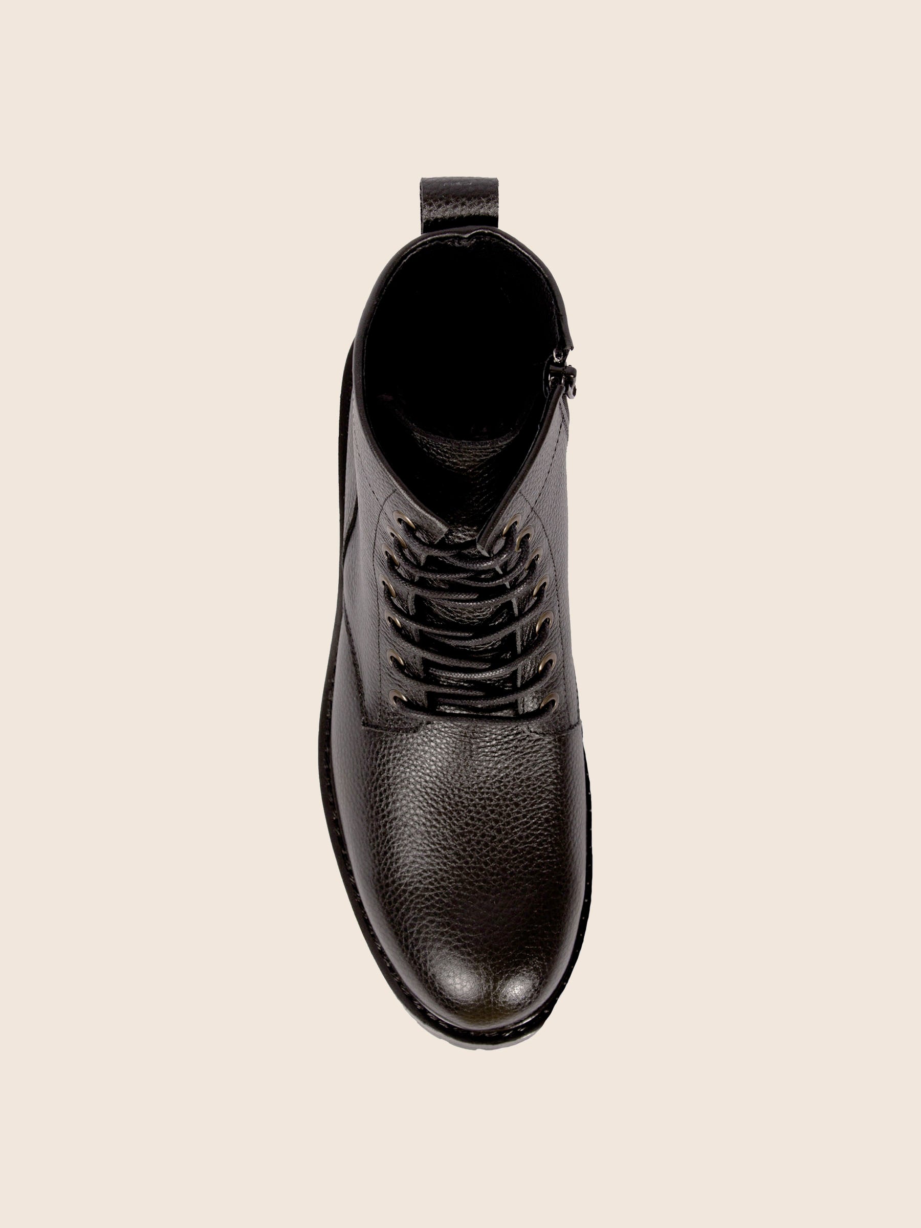 vue dessus ranger boots crantees cuir graine noir jules jenn