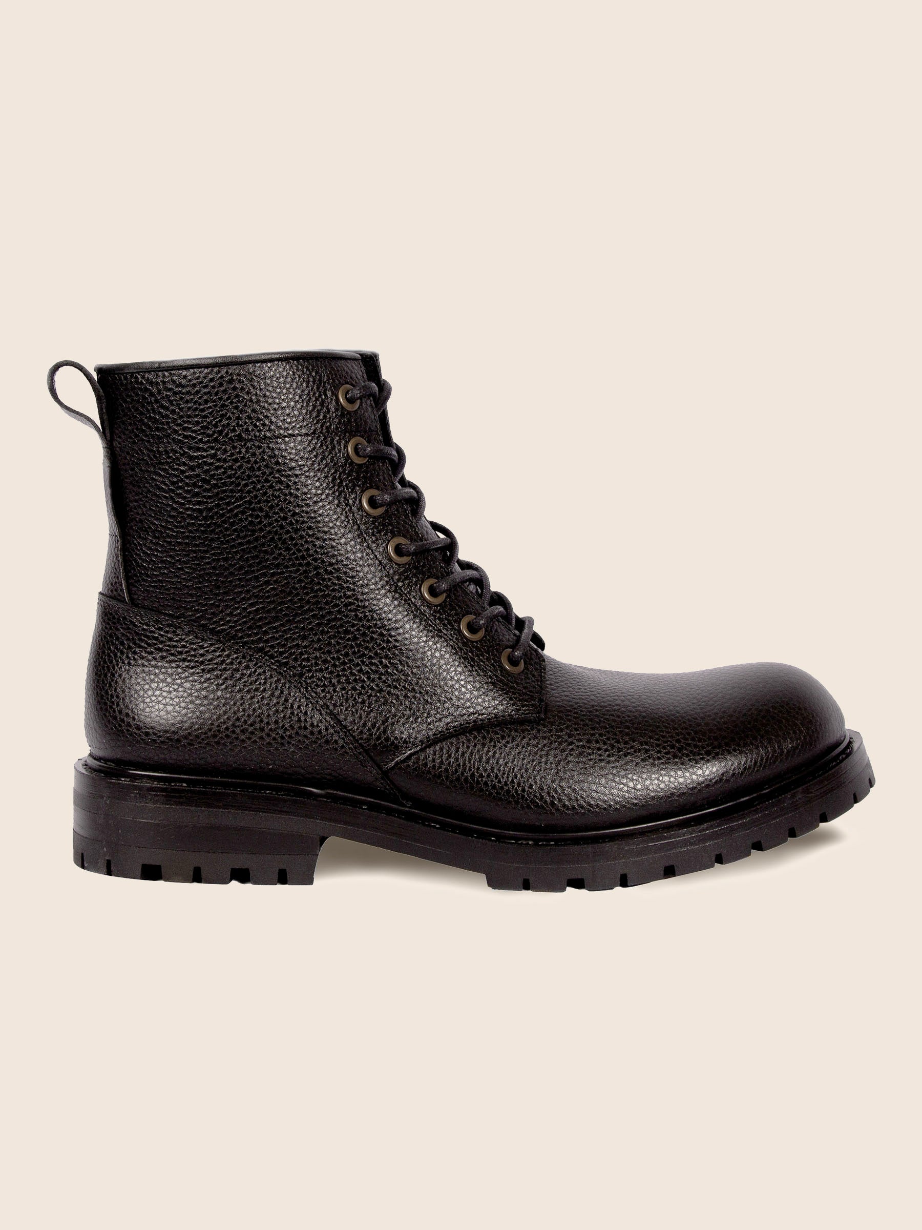 vue exterieure ranger boots crantees cuir graine noir jules jenn