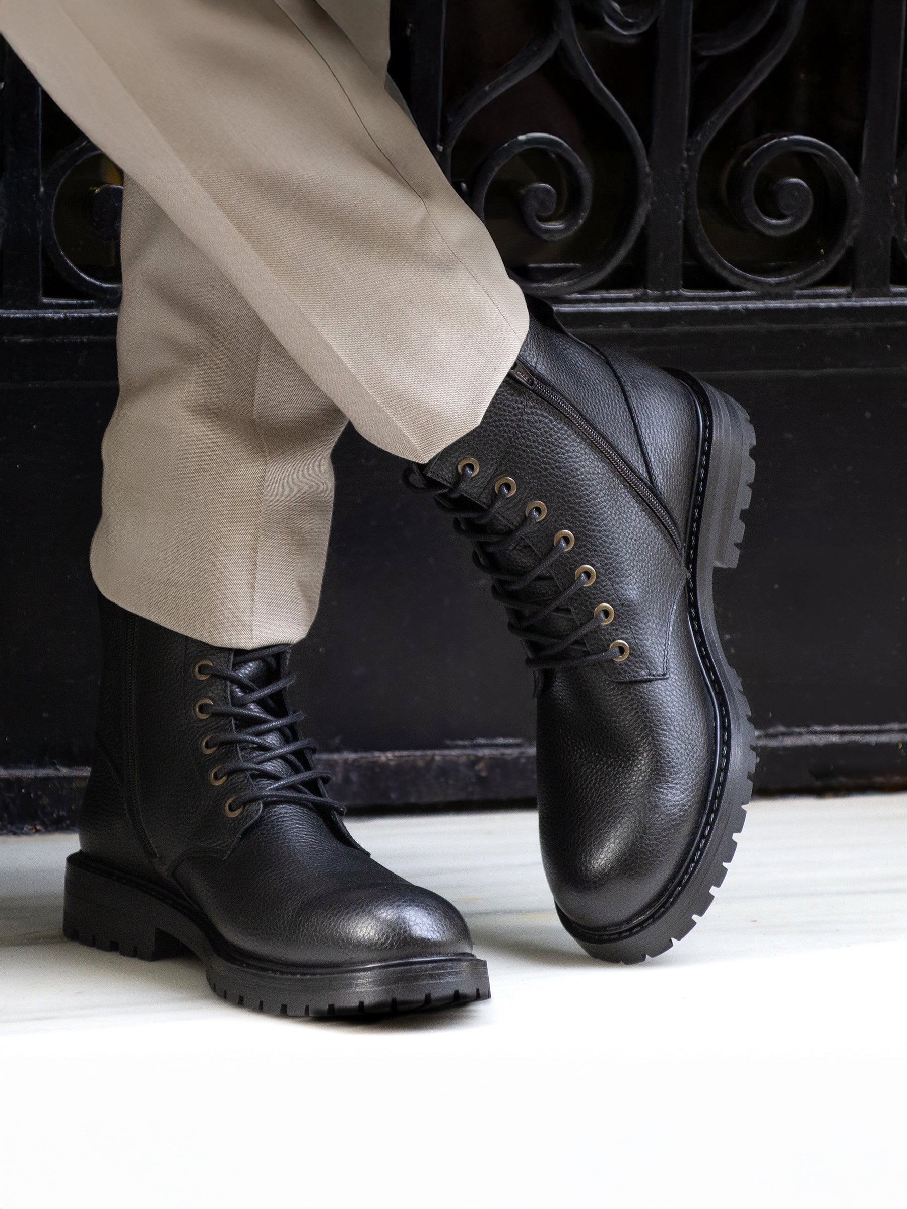 vue portée ranger boots crantees cuir graine noir jules jenn