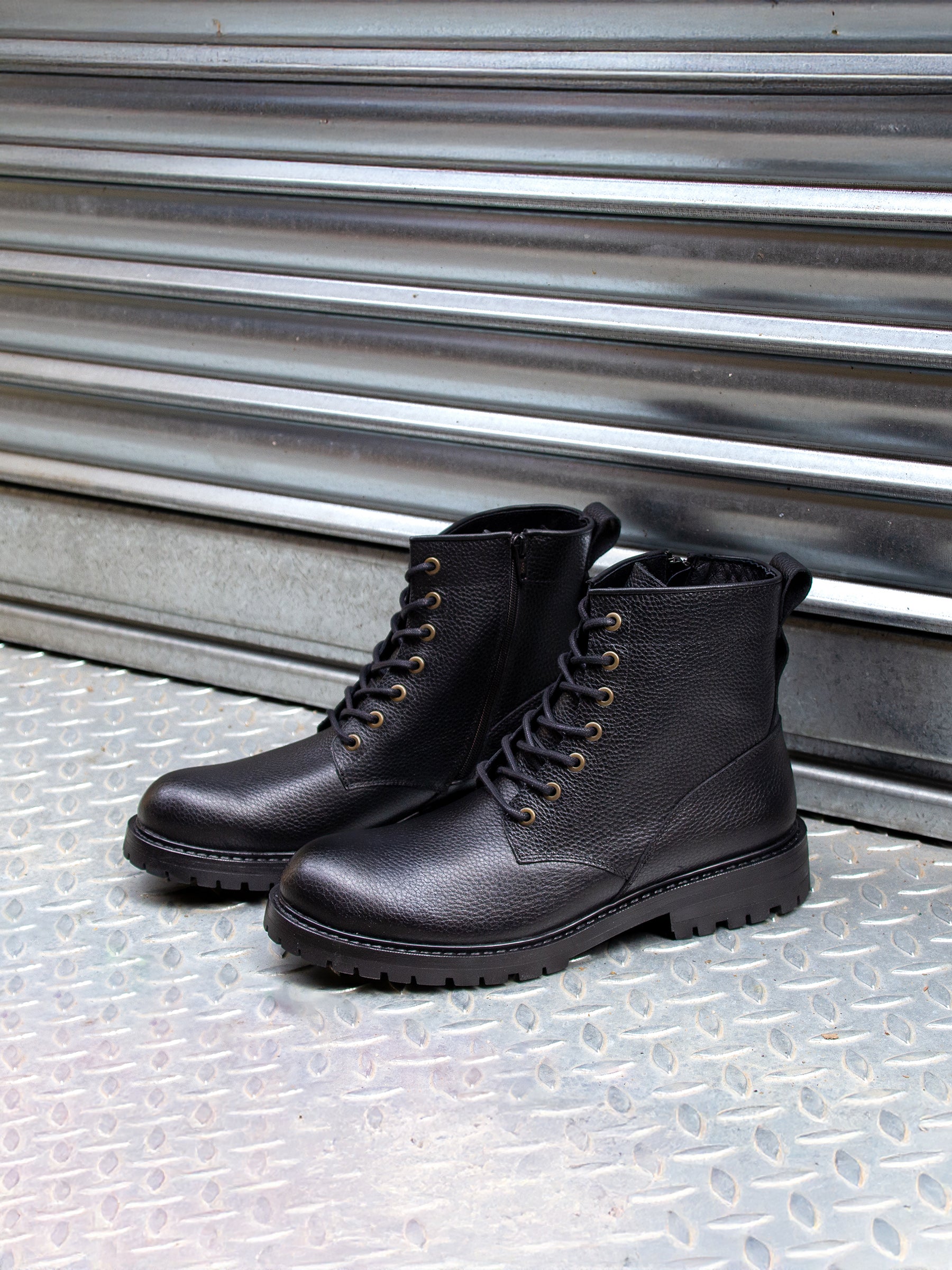 vue posée ranger boots crantees cuir graine noir jules jenn