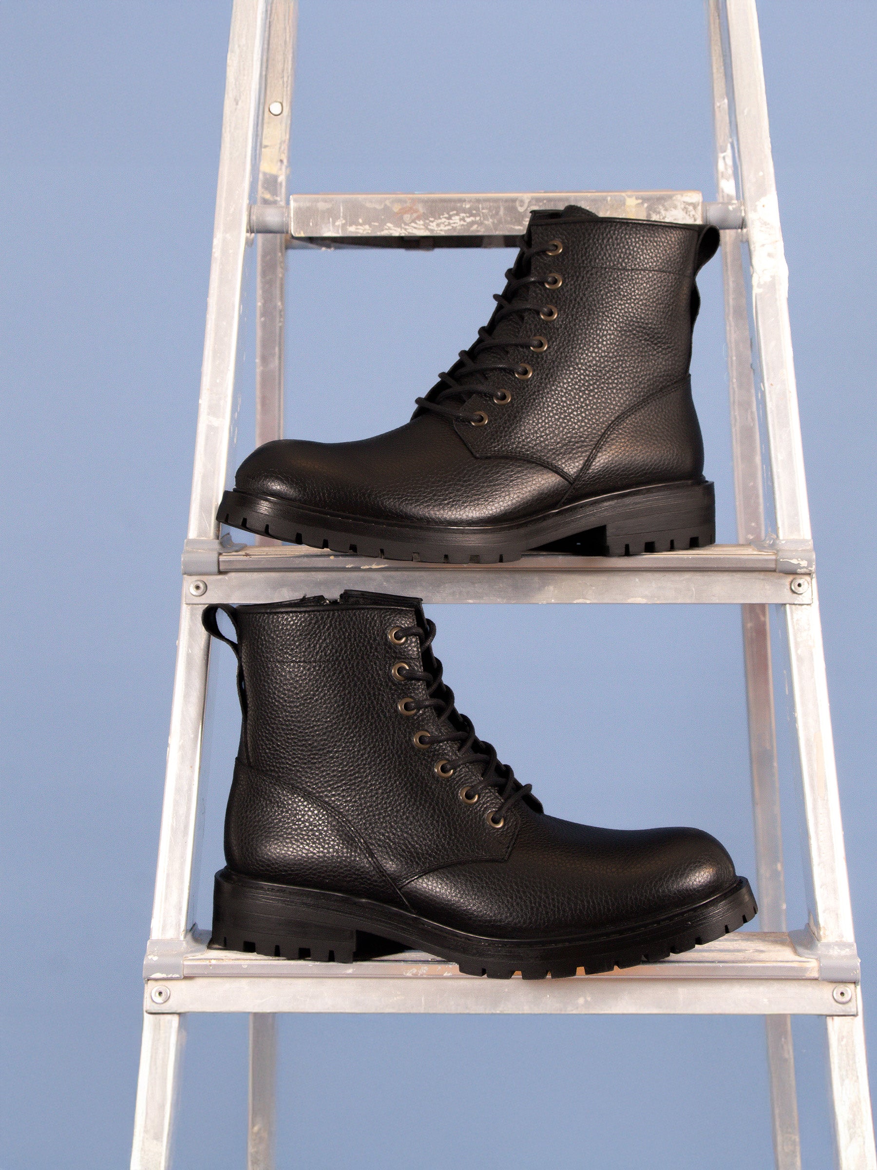 vue posée ranger boots crantees cuir graine noir jules jenn