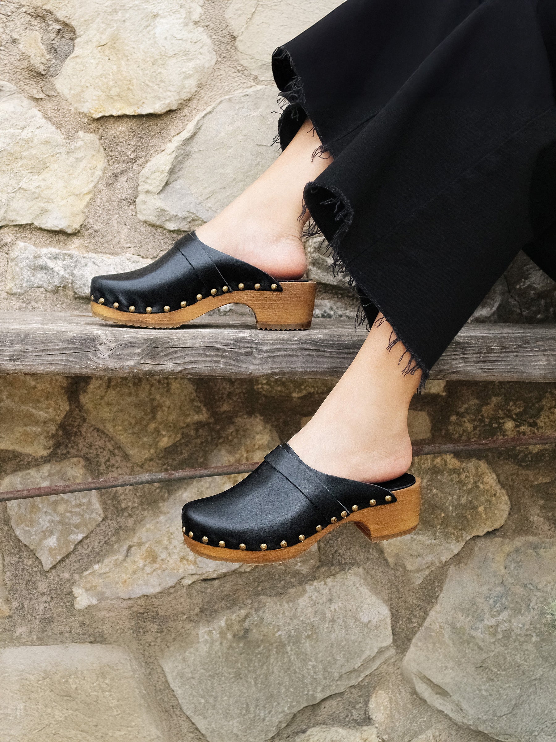 vue portée sabots bois cuir noir jules jenn
