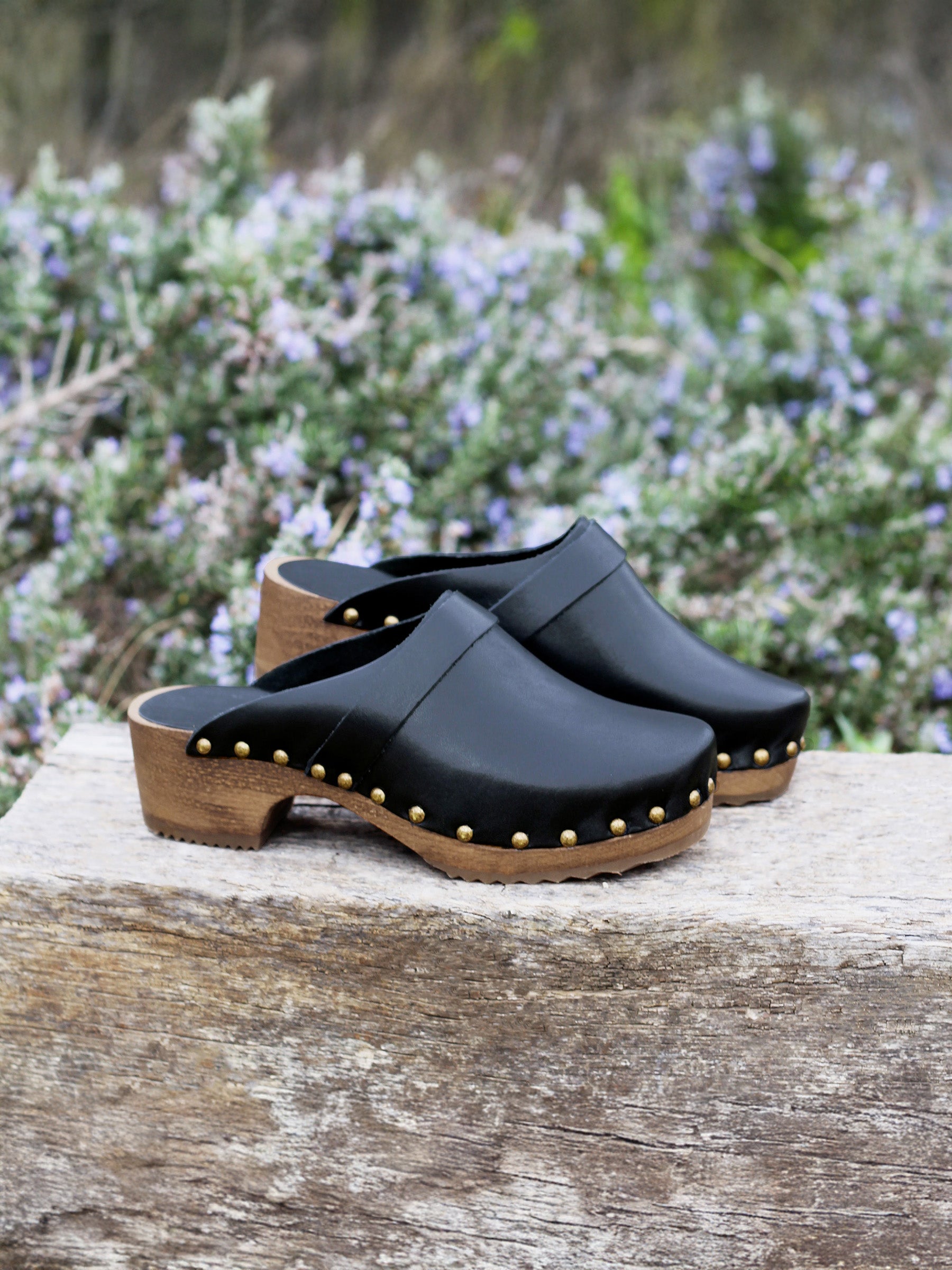 vue posée sabots bois cuir noir jules jenn