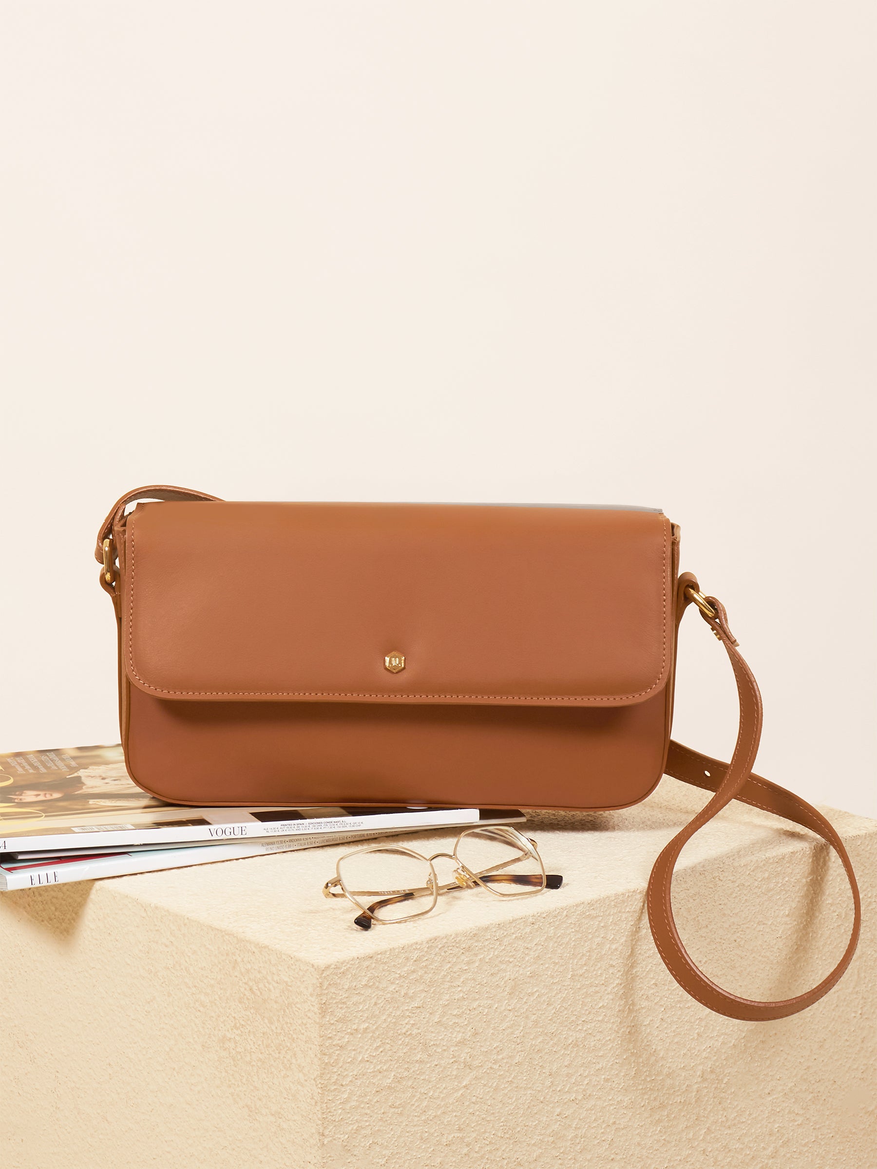 sac baguette cuir cognac vue posee jules jenn