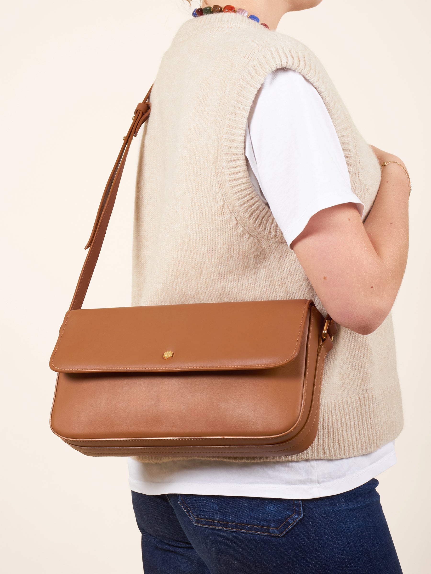 sac baguette cuir cognac vue portee jules jenn