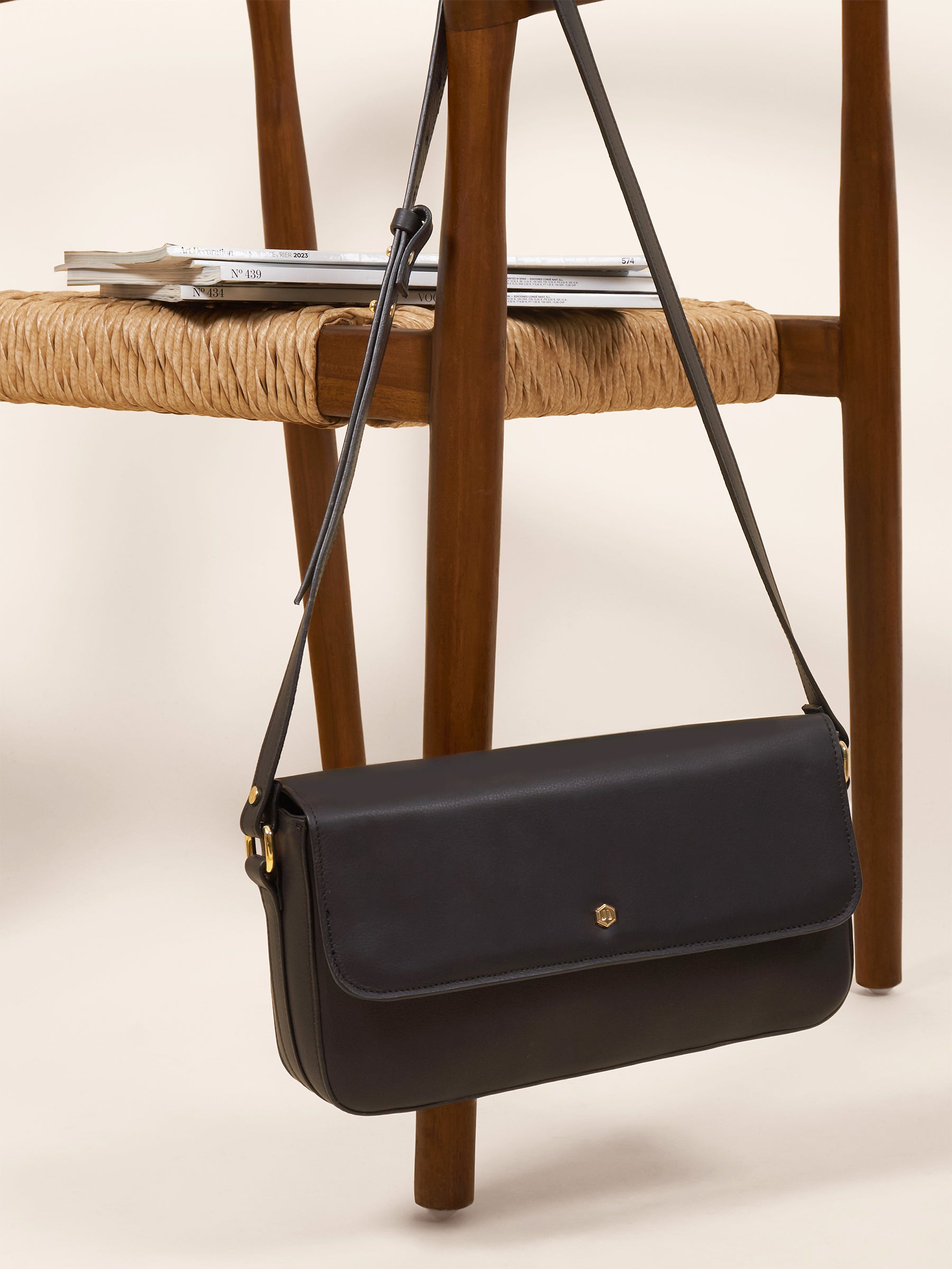 sac baguette cuir noir vue posee jules jenn