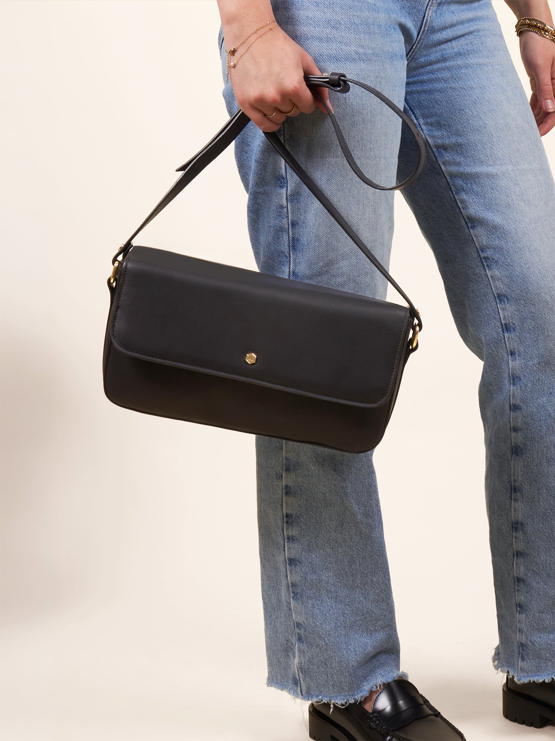 sac baguette cuir noir vue portee main jules jenn
