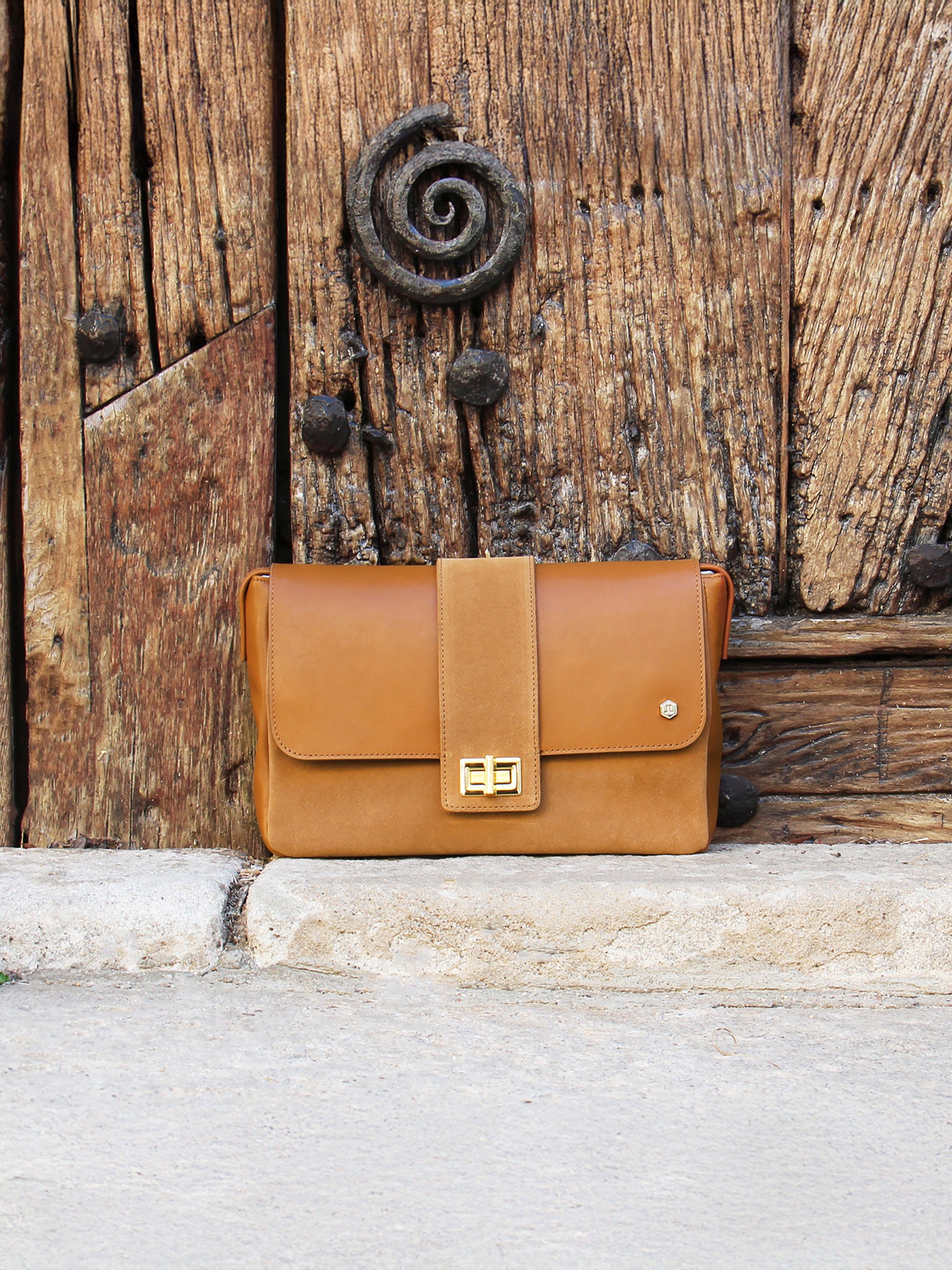 vue posée sac bandouliere cuir camel jules jenn