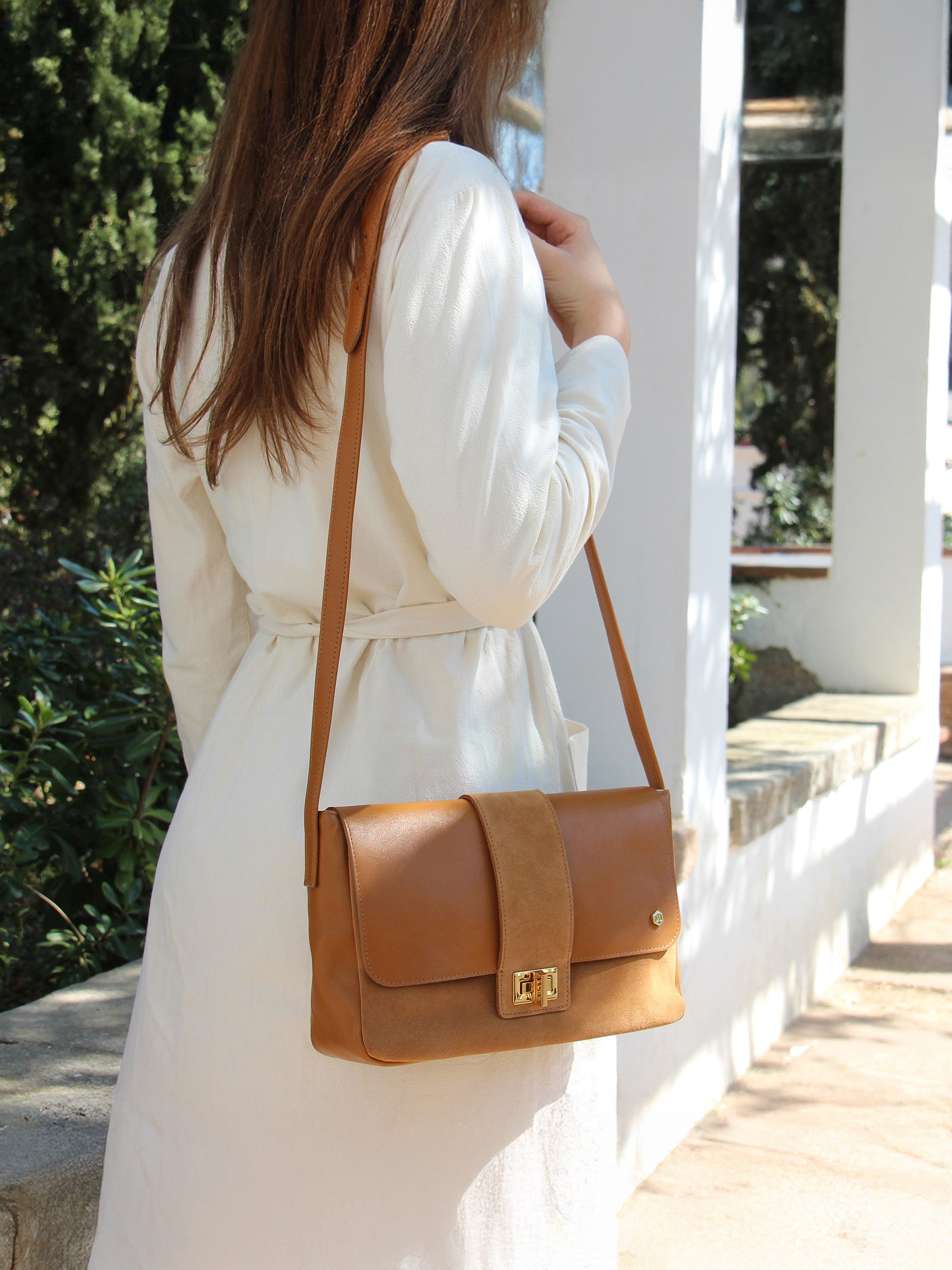 vue portée sac bandouliere cuir daim camel jules jenn