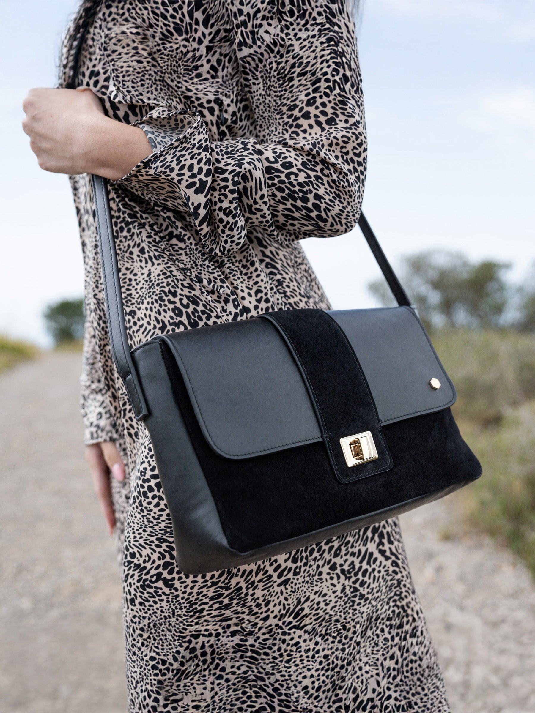 vue portée sac bandouliere cuir daim noir jules jenn