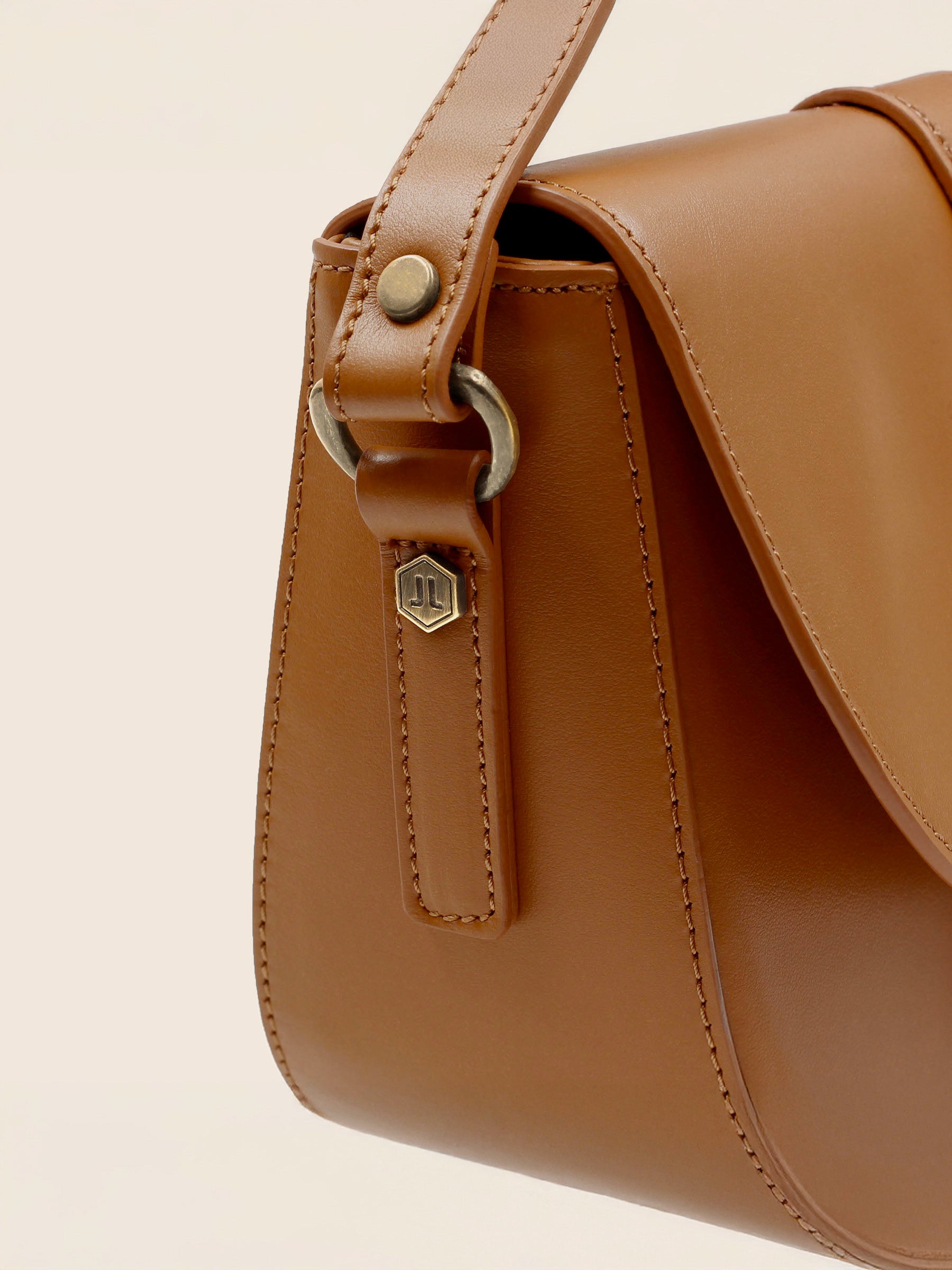 vue serree sac boucle cuir camel jules jenn