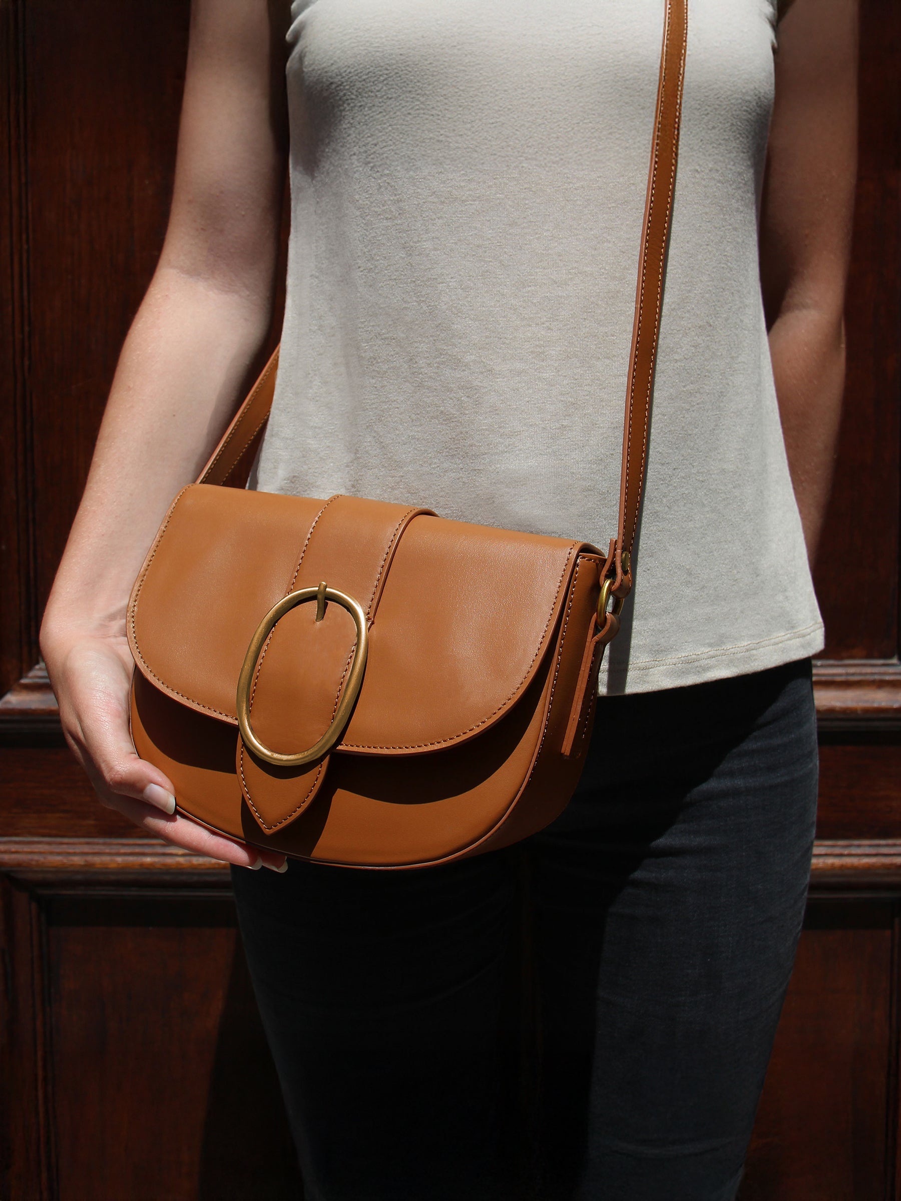 vue portée sac boucle cuir camel jules jenn