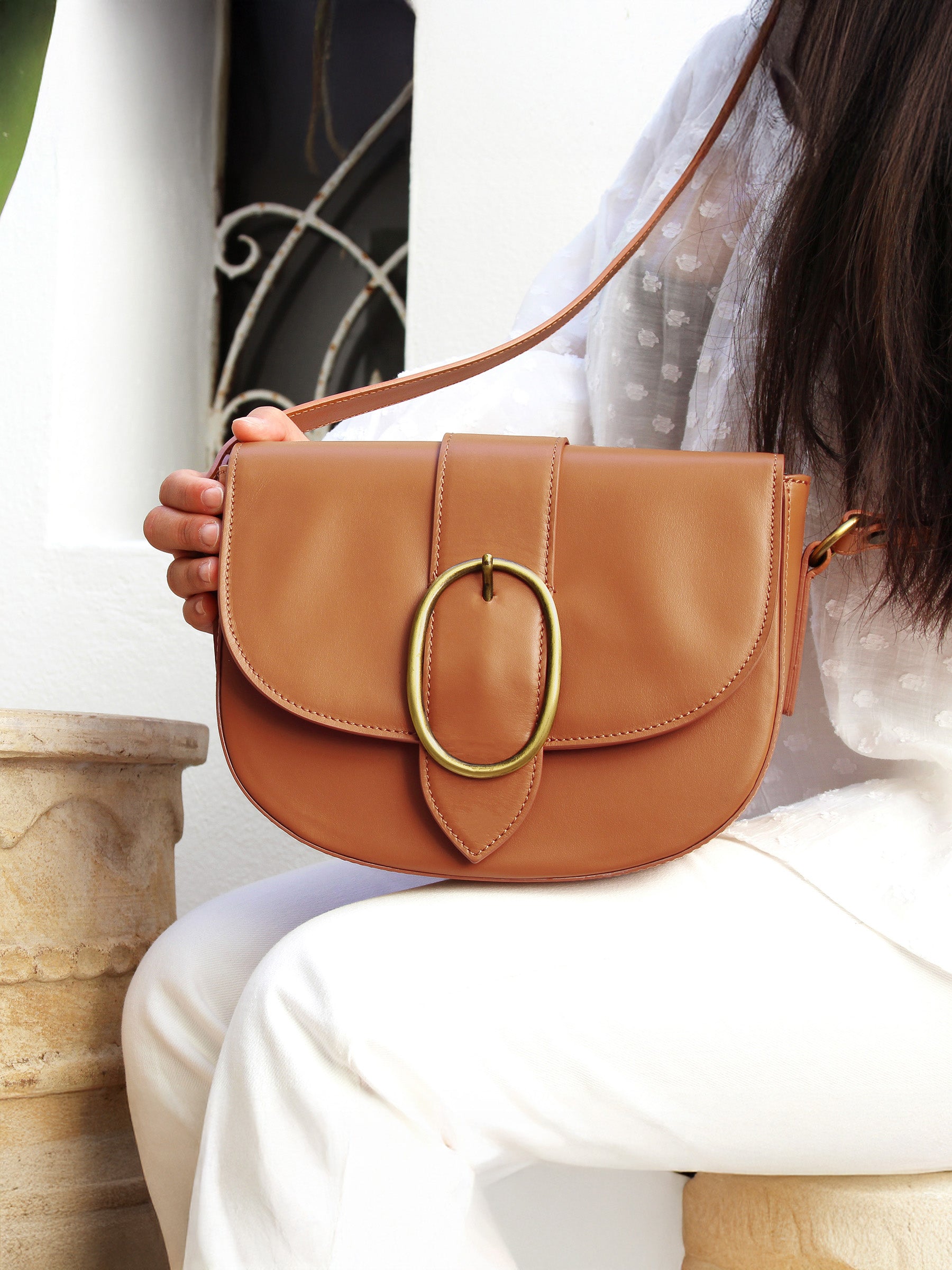 vue portée sac boucle cuir camel jules jenn