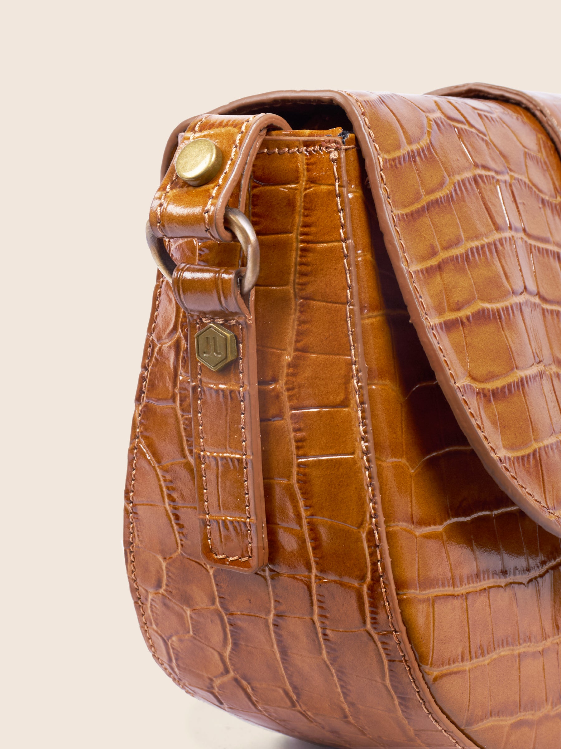 photo vue détail sac boucle cuir imprime crocodile cognac jules jenn