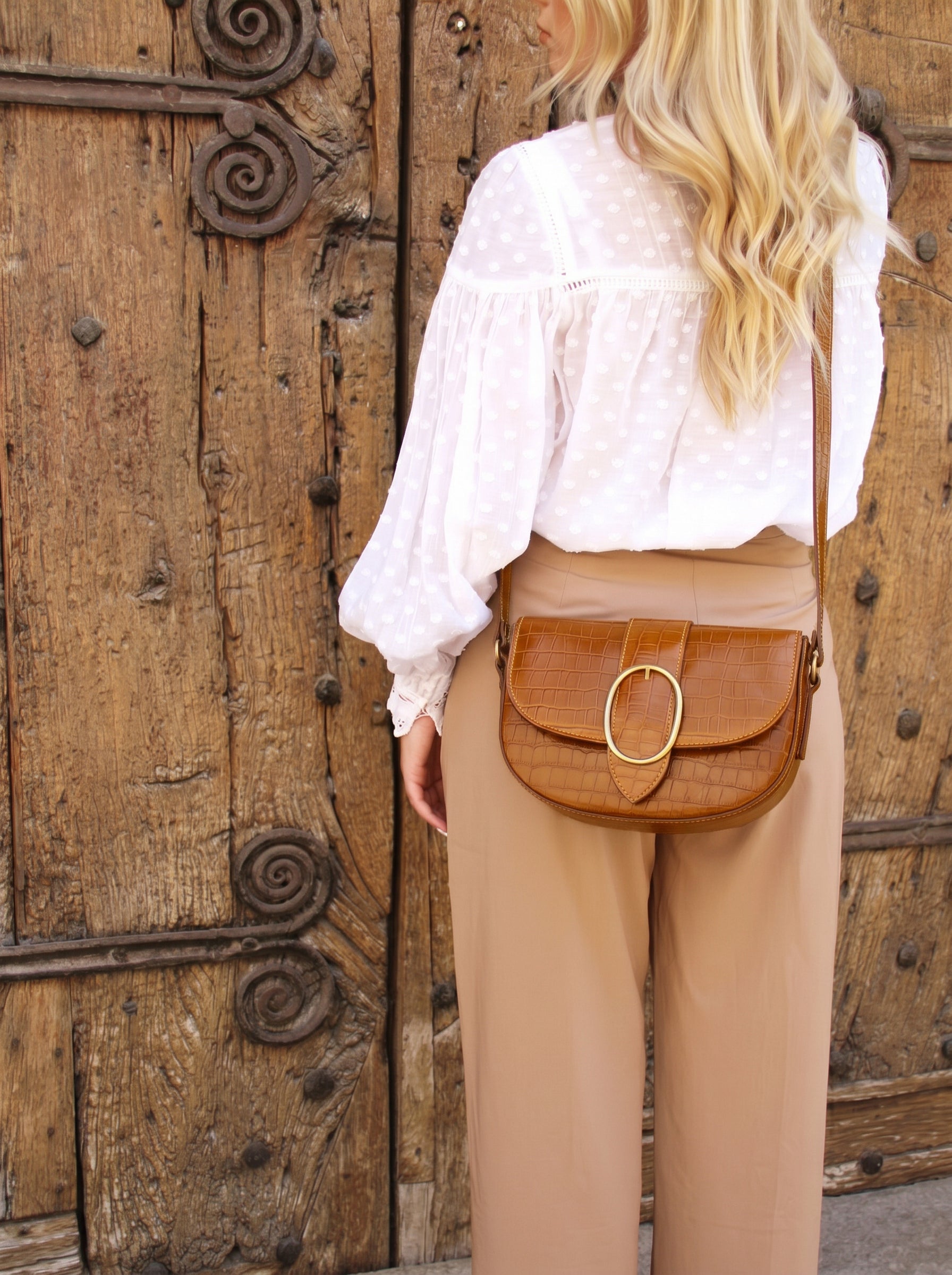 photo vue portée sac boucle cuir imprime crocodile cognac jules jenn