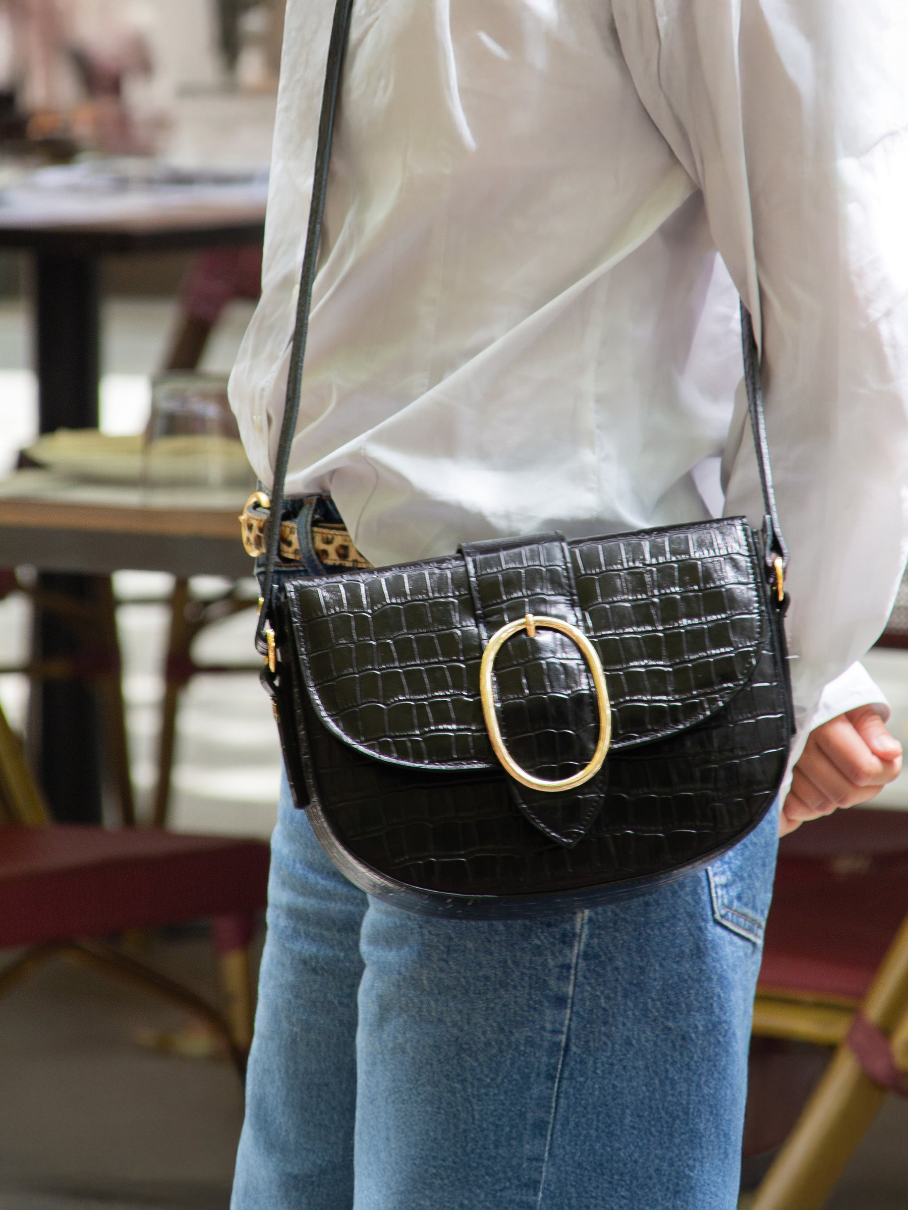vue portée sac boucle cuir imprime crocodile noir jules & jenn
