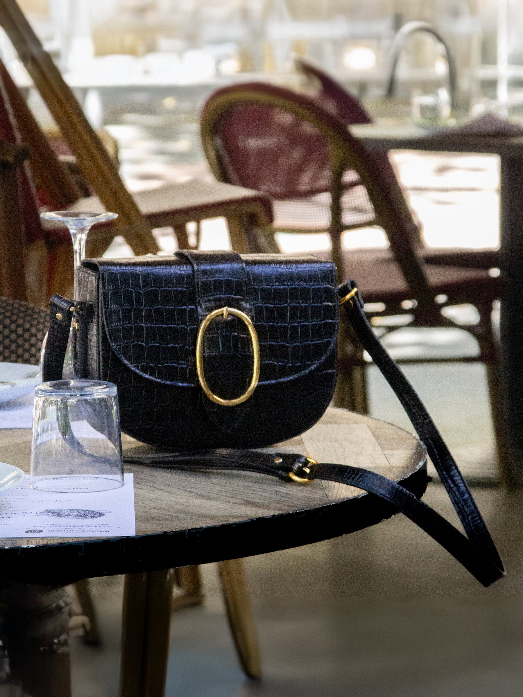 vue posée sac boucle cuir imprime crocodile noir jules & jenn