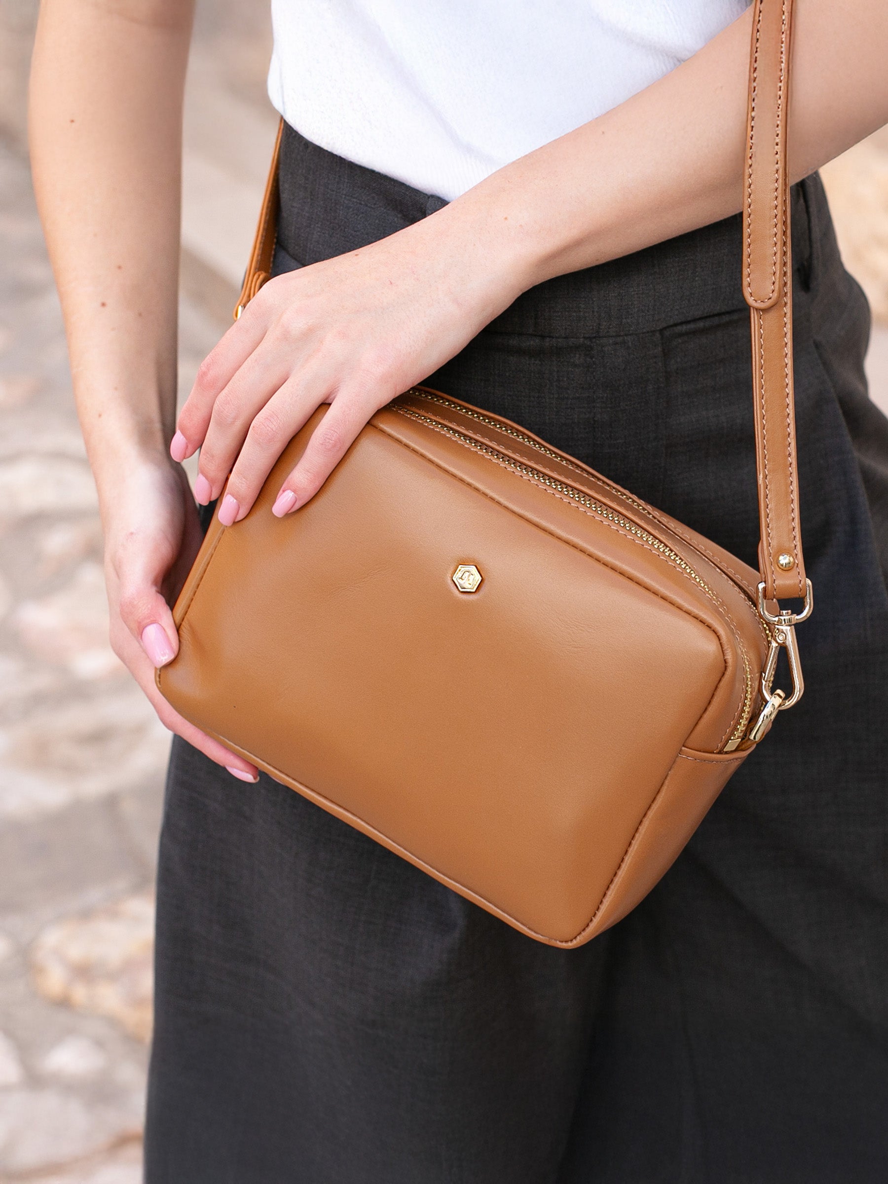 vue portée sac gabrielle cuir camel jules jenn