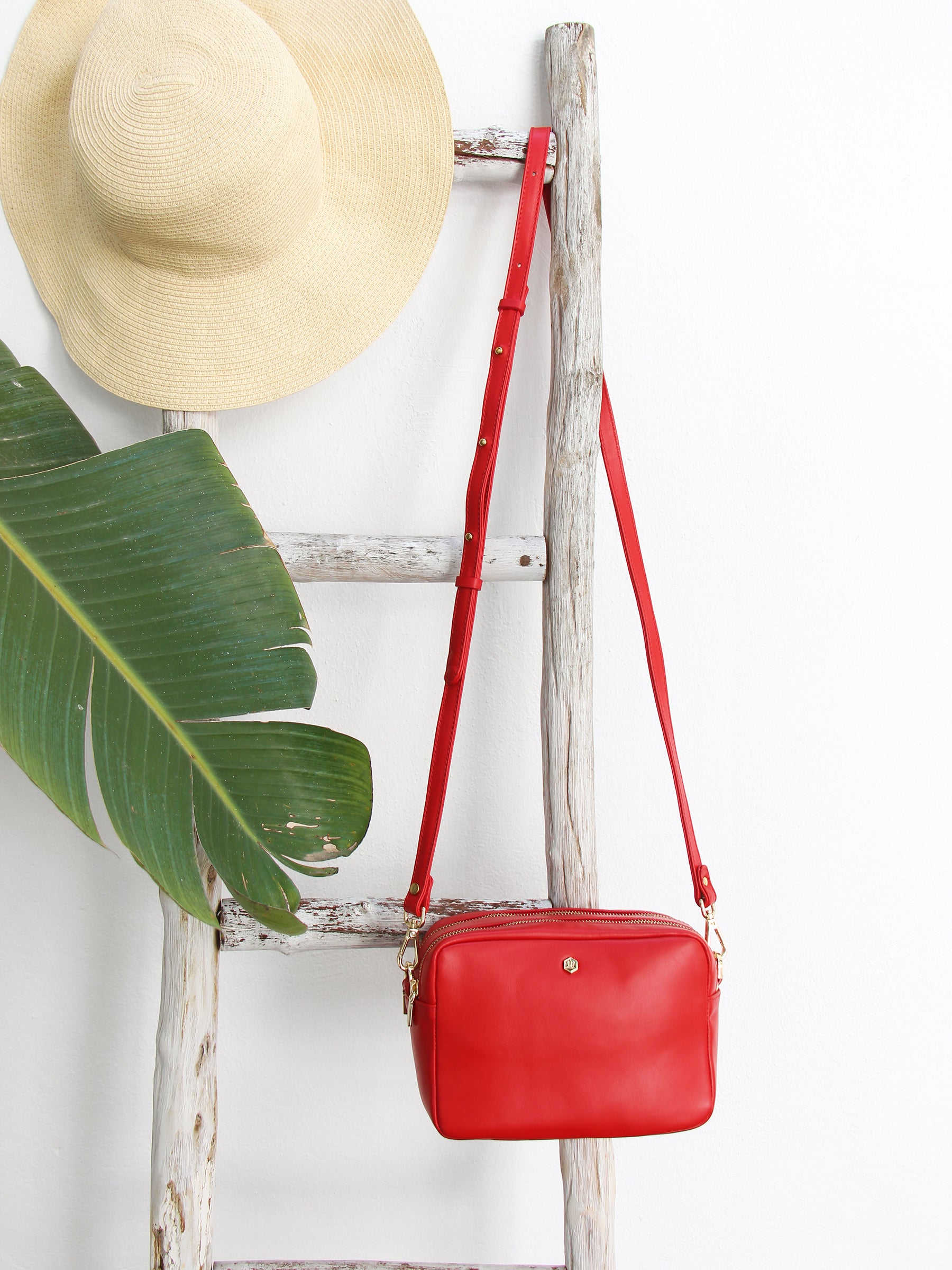 vue posée sac gabrielle cuir rouge jules jenn