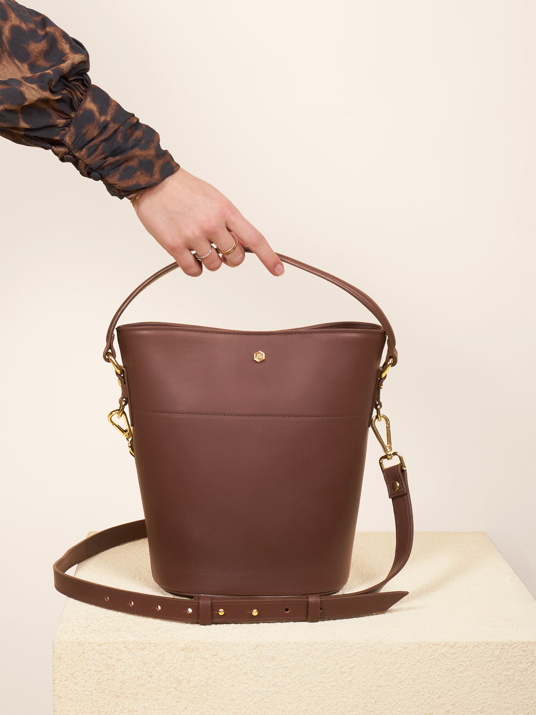 sac sceau cuir marron vue posee jules jenn