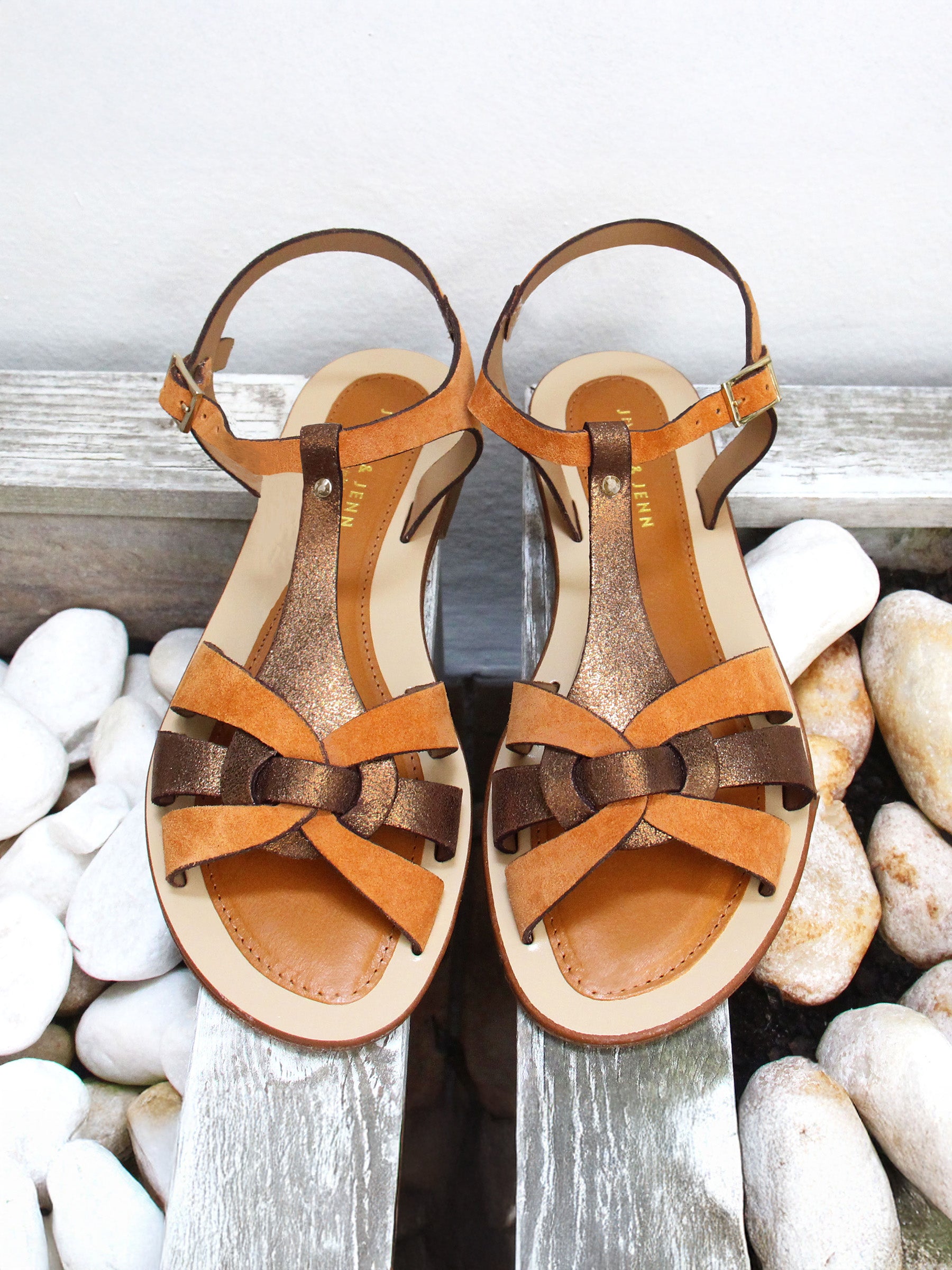 vue posée sandales plates croisees cuir daim cognac jules & jenn