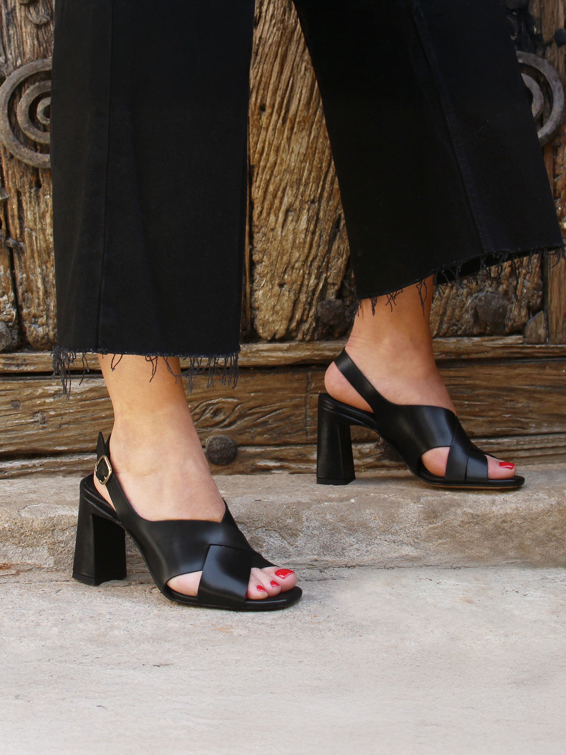 vue portée sandales graphiques cuir tannage vegetal noir jules jenn