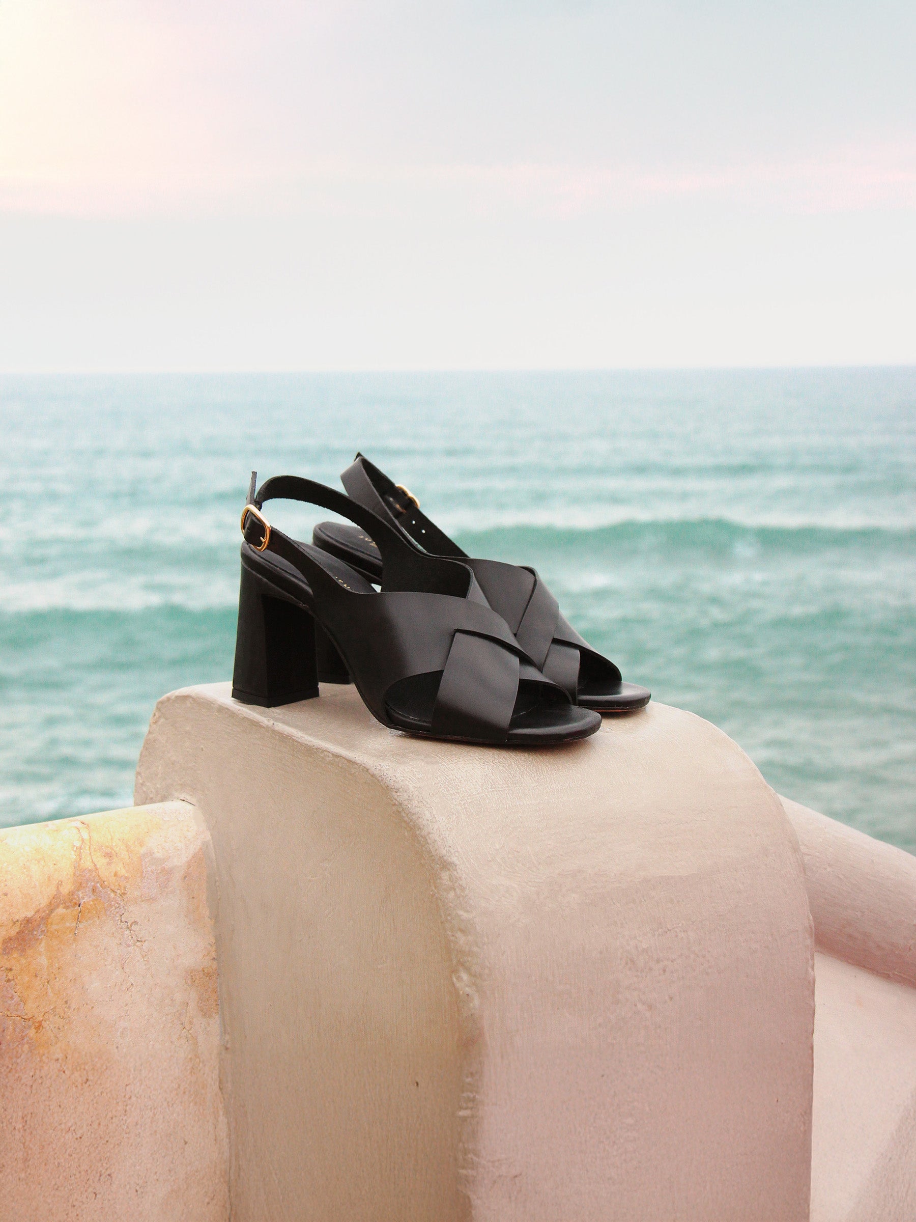 vue posée sandales graphiques cuir tannage végétal noir jules jenn