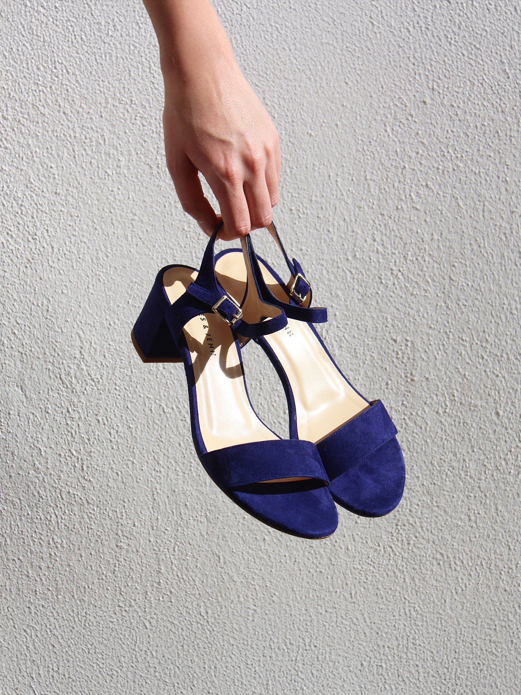 vue posée sandales moyen talon cuir daim bleu marine jules jenn