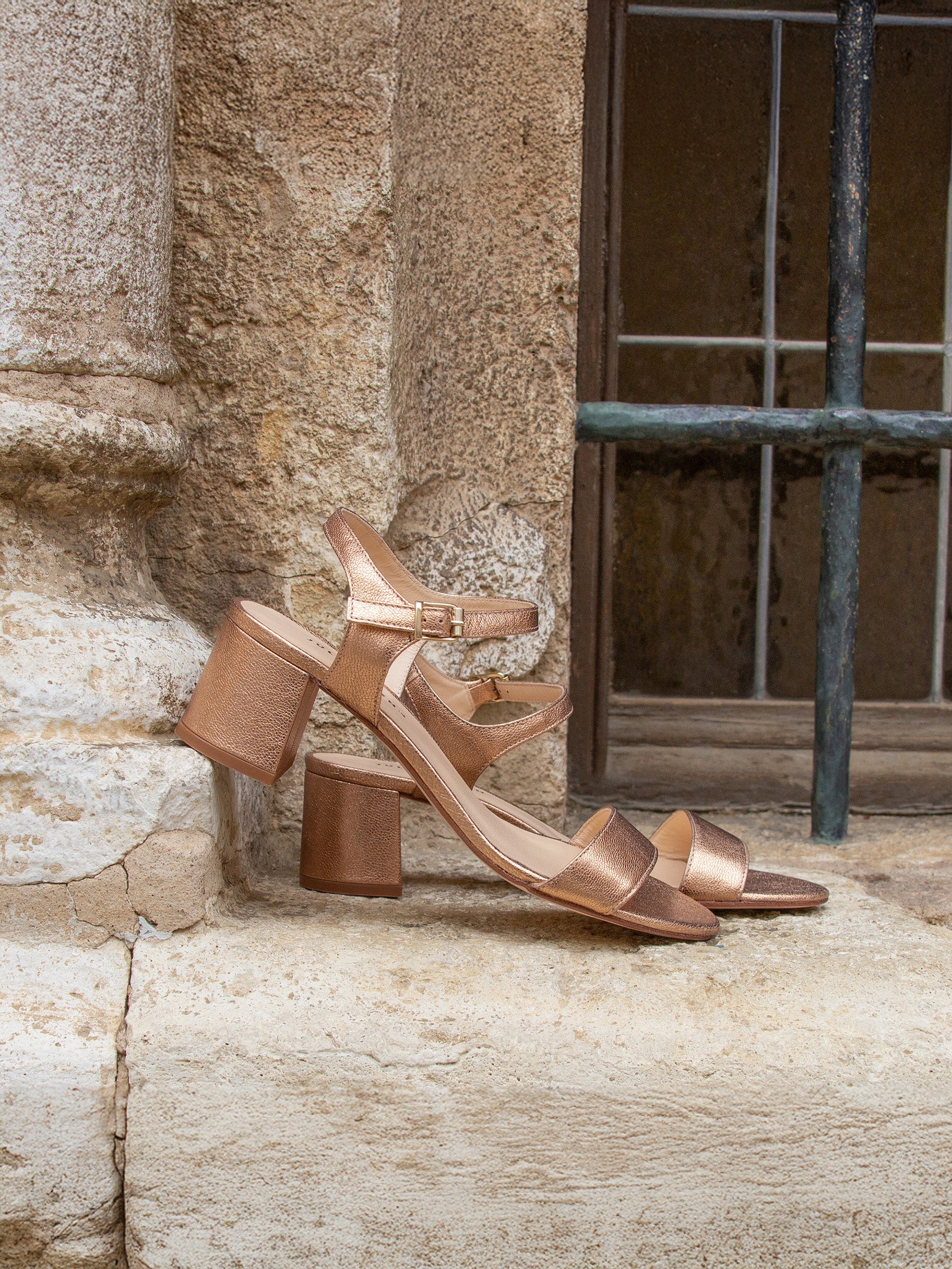 vue posée sandales moyen talon cuir metallise rose jules jenn