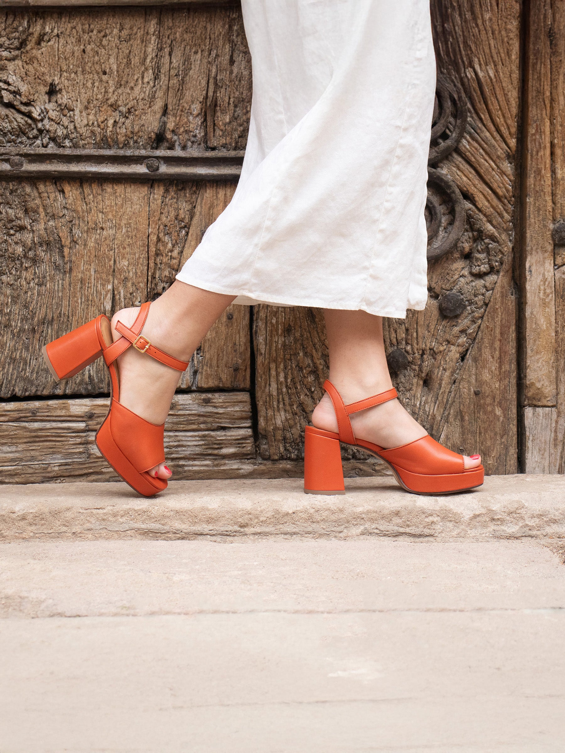 vue portée sandales plateforme cuir orange jules jenn