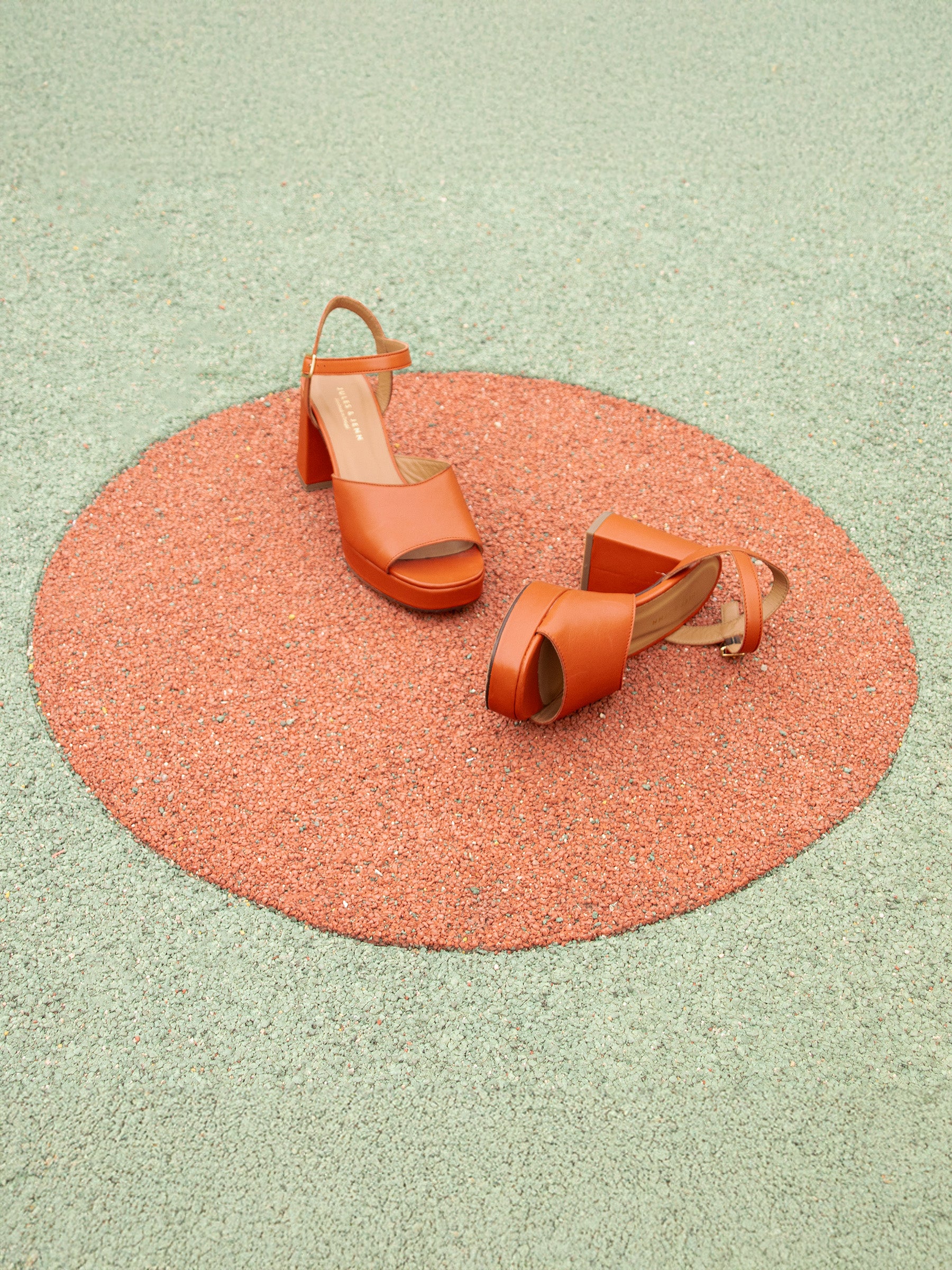 vue posée sandales plateforme cuir orange jules jenn