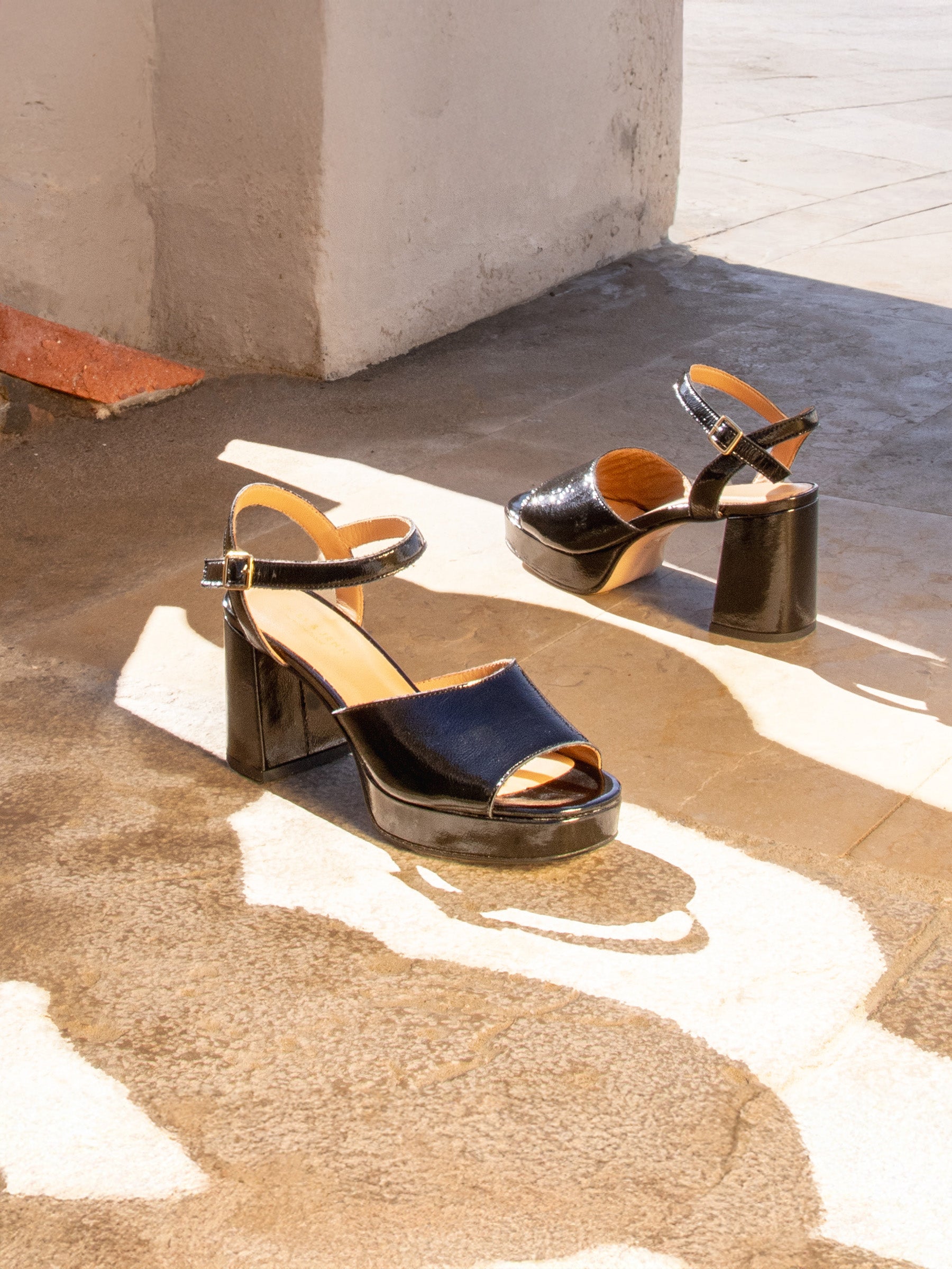 vue posée sandales plateforme cuir vernis noir jules jenn