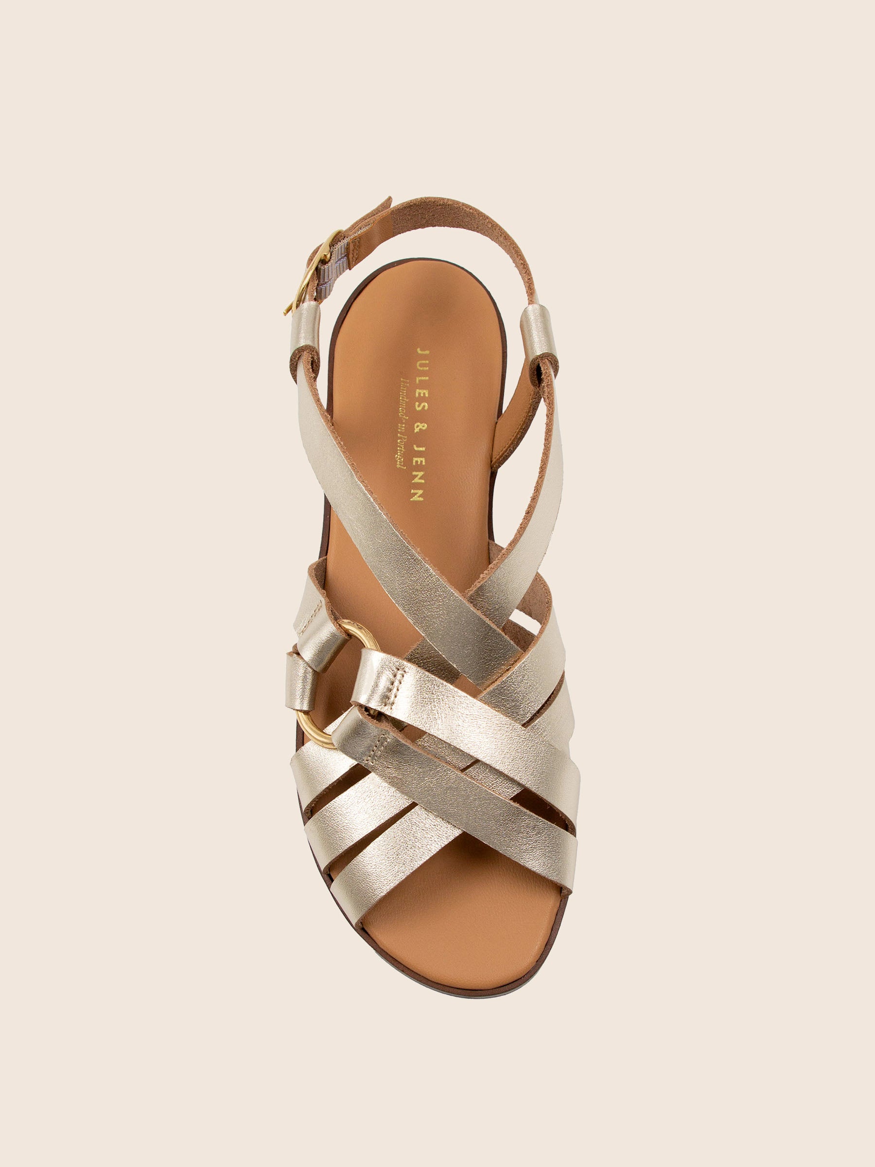 vue dessus sandales plates anneau cuir metallise dore jules jenn