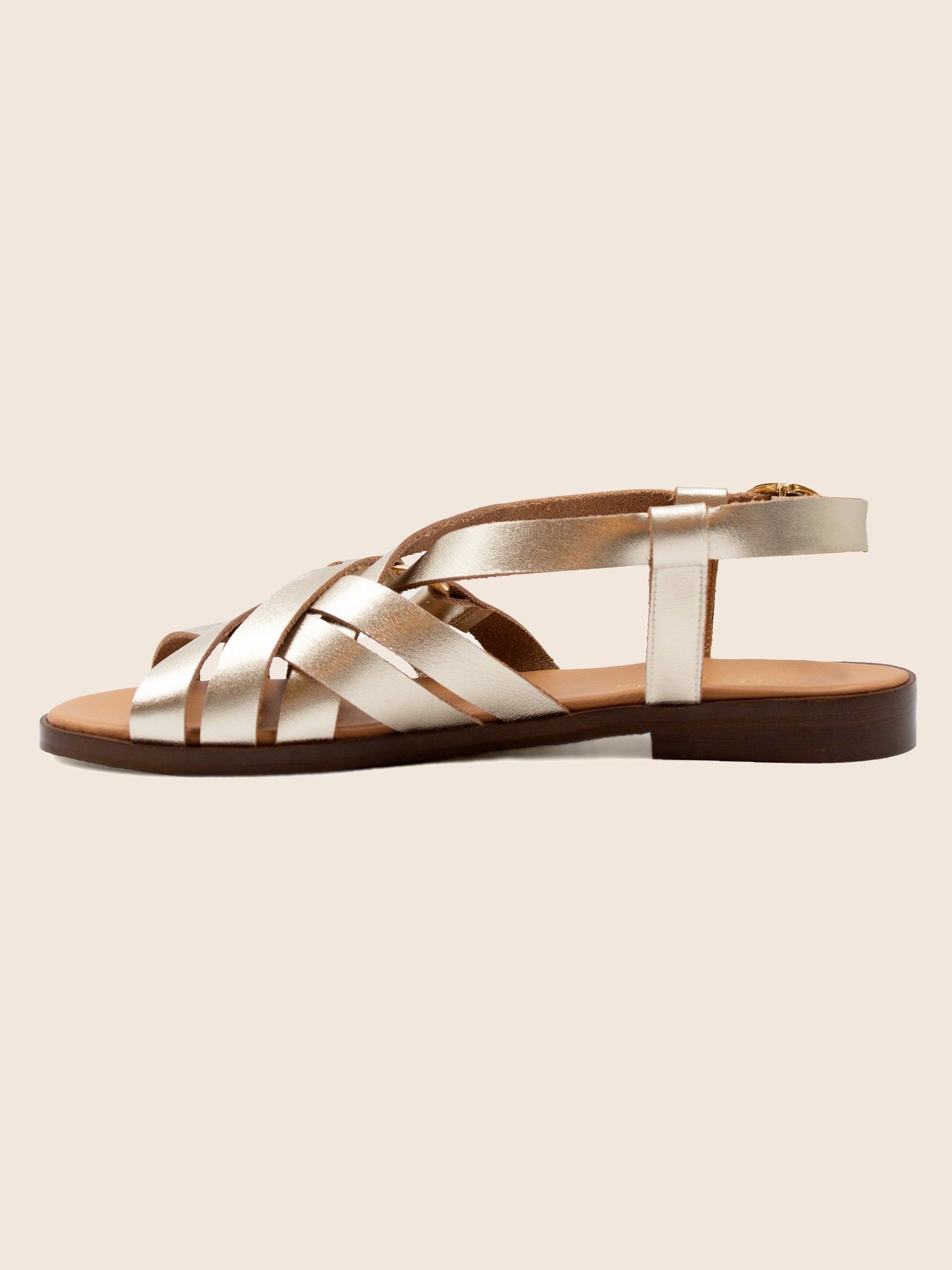 vue interieur sandales plates anneau cuir metallise dore jules jenn