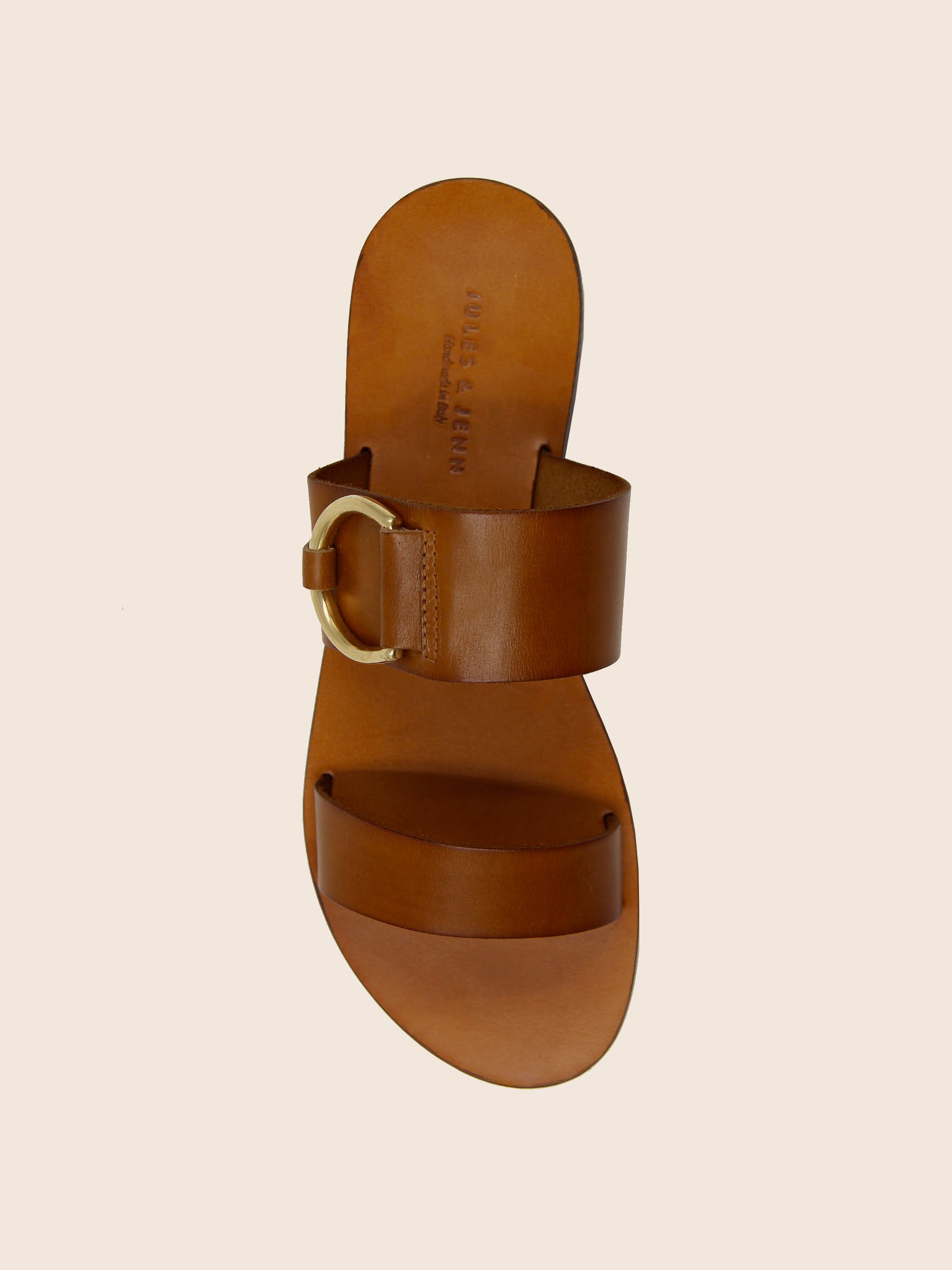 vue dessus sandales plates boucle cuir camel jules jenn