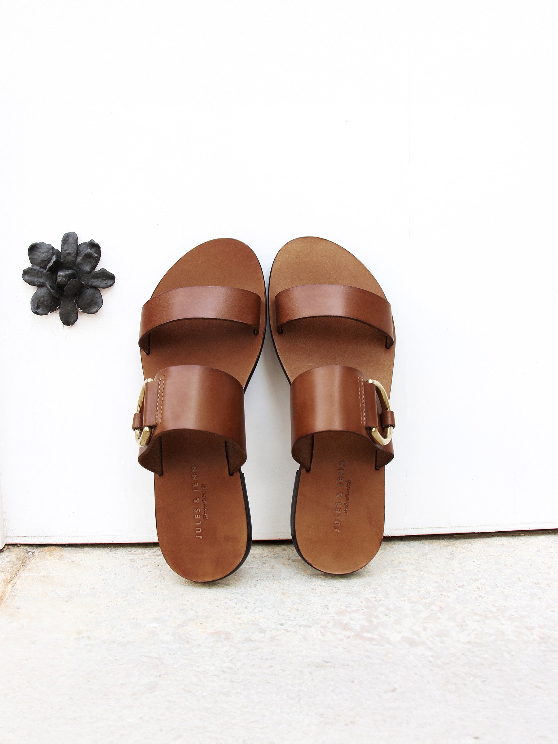 vue posée sandales plates boucle cuir camel jules jenn