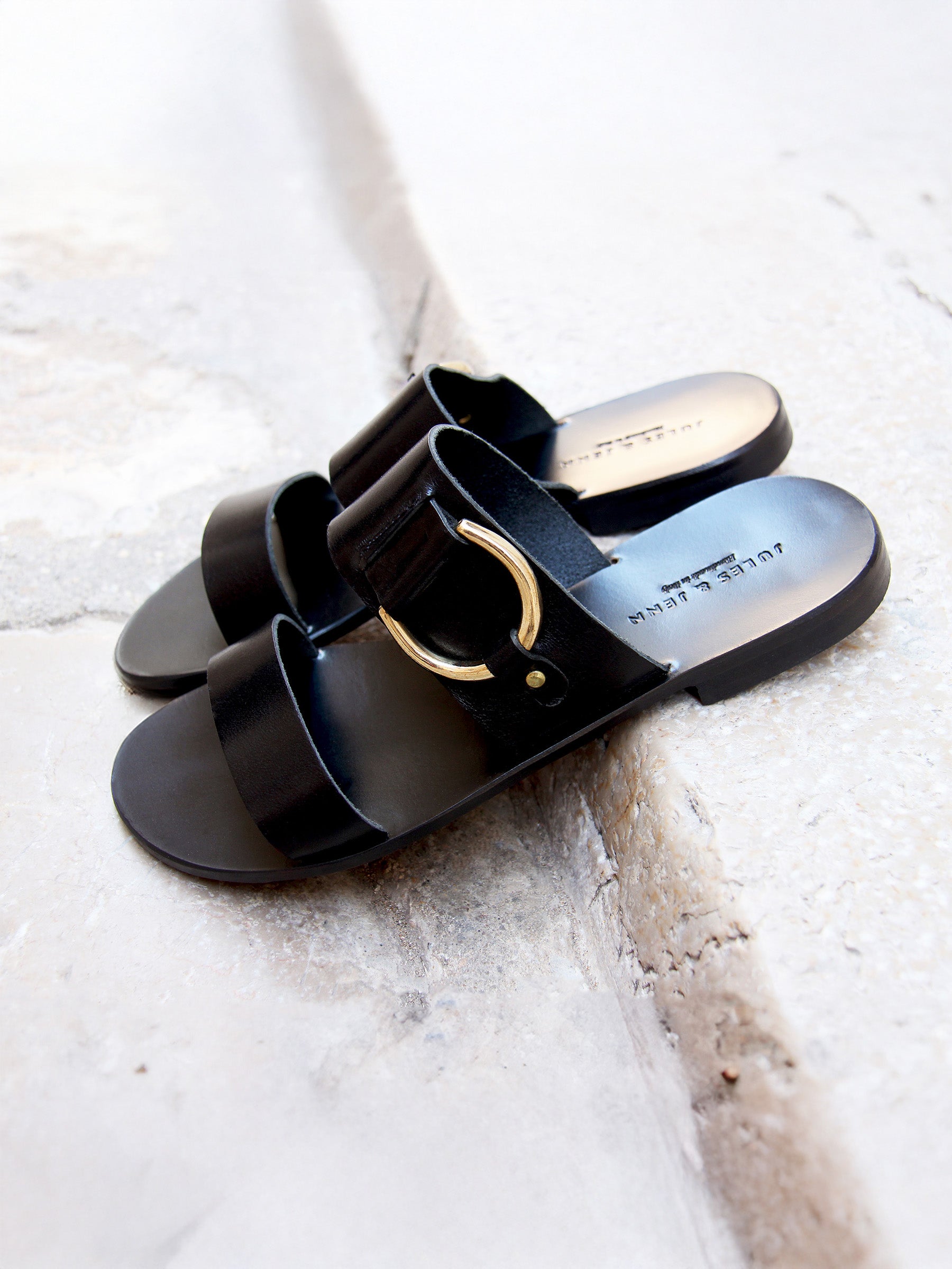 vue posée sandales plates boucle cuir noir jules jenn