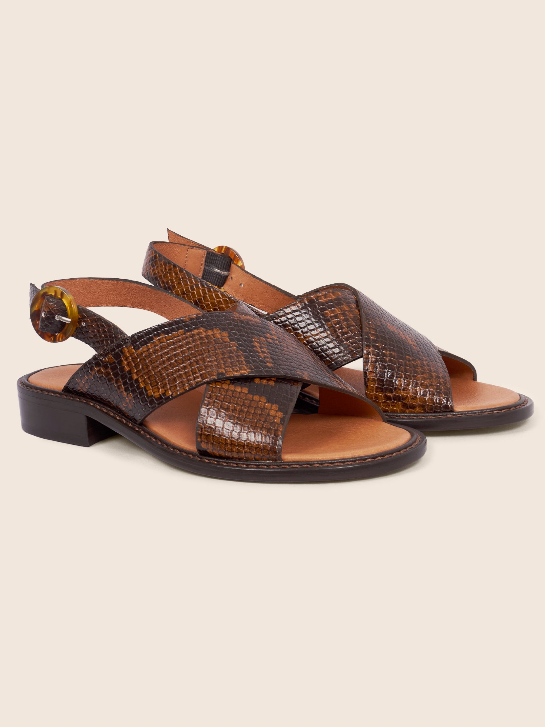 photo vue avant sandales plates boucle ecaille cuir imprime python jules jenn