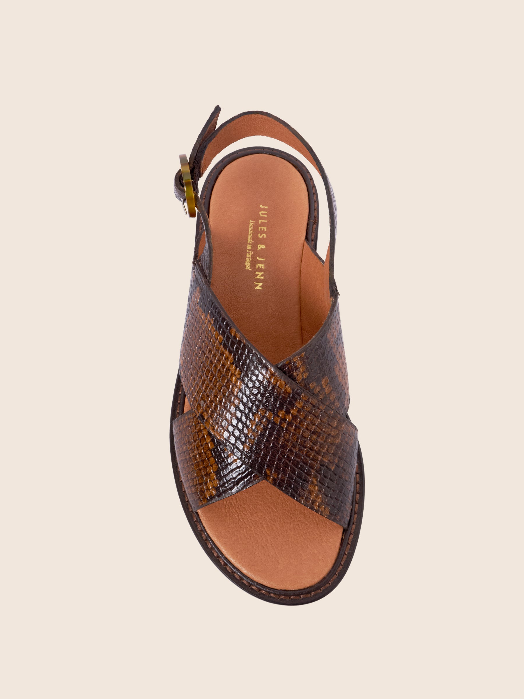 photo vue dessus sandales plates boucle ecaille cuir imprime python jules jenn