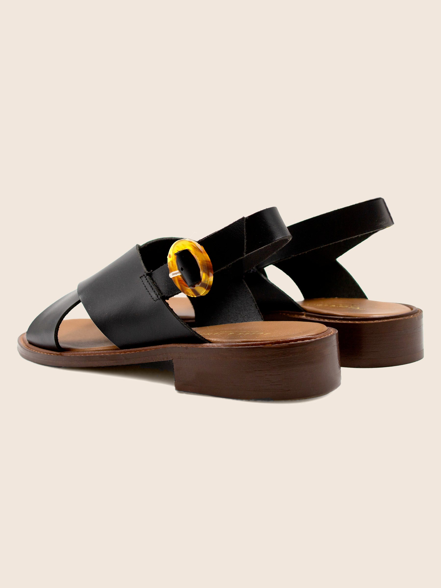 vue arriere sandales plates boucle ecaille cuir noir jules jenn