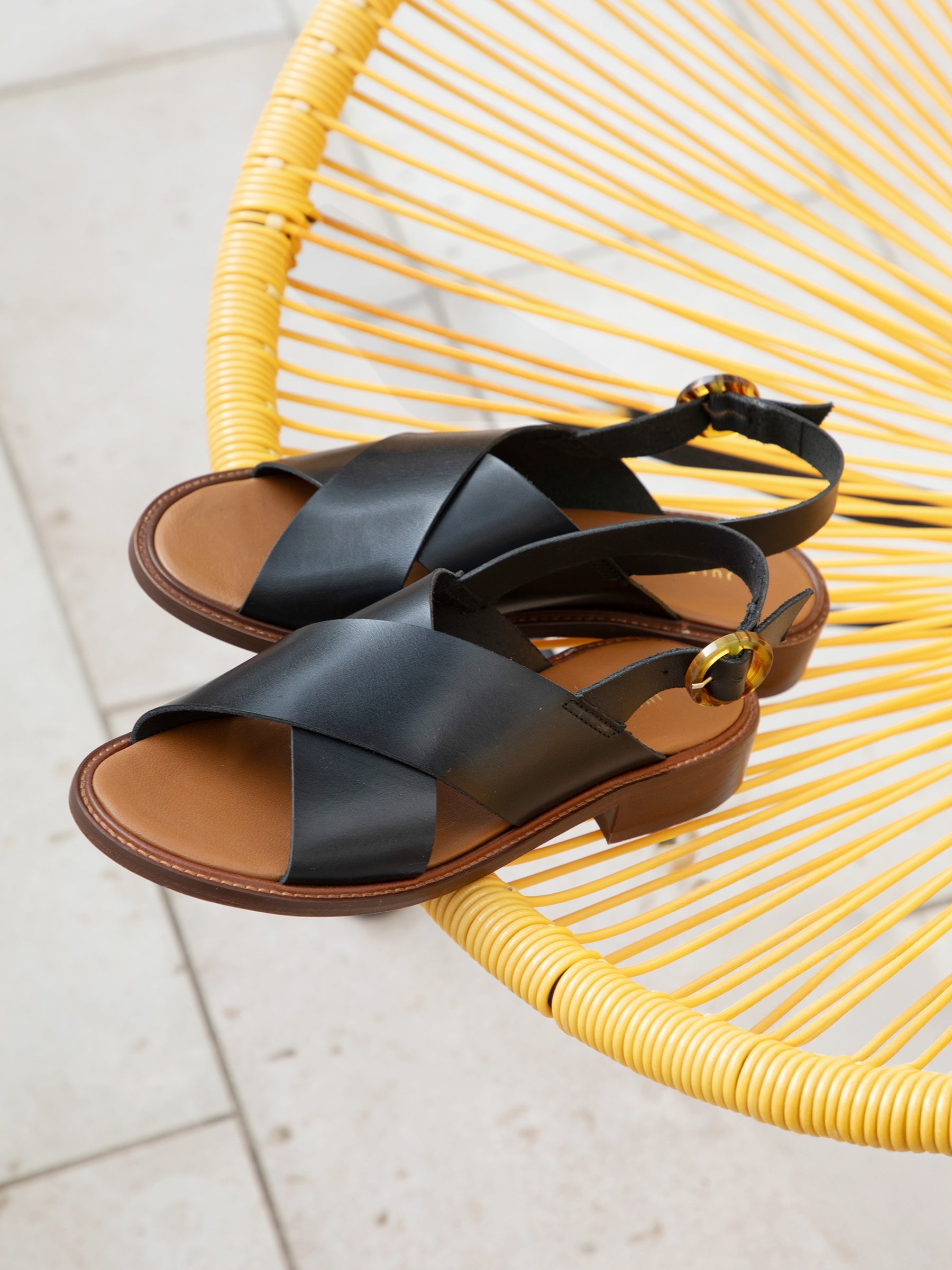 vue posée sandales plates boucle ecaille cuir noir jules jenn
