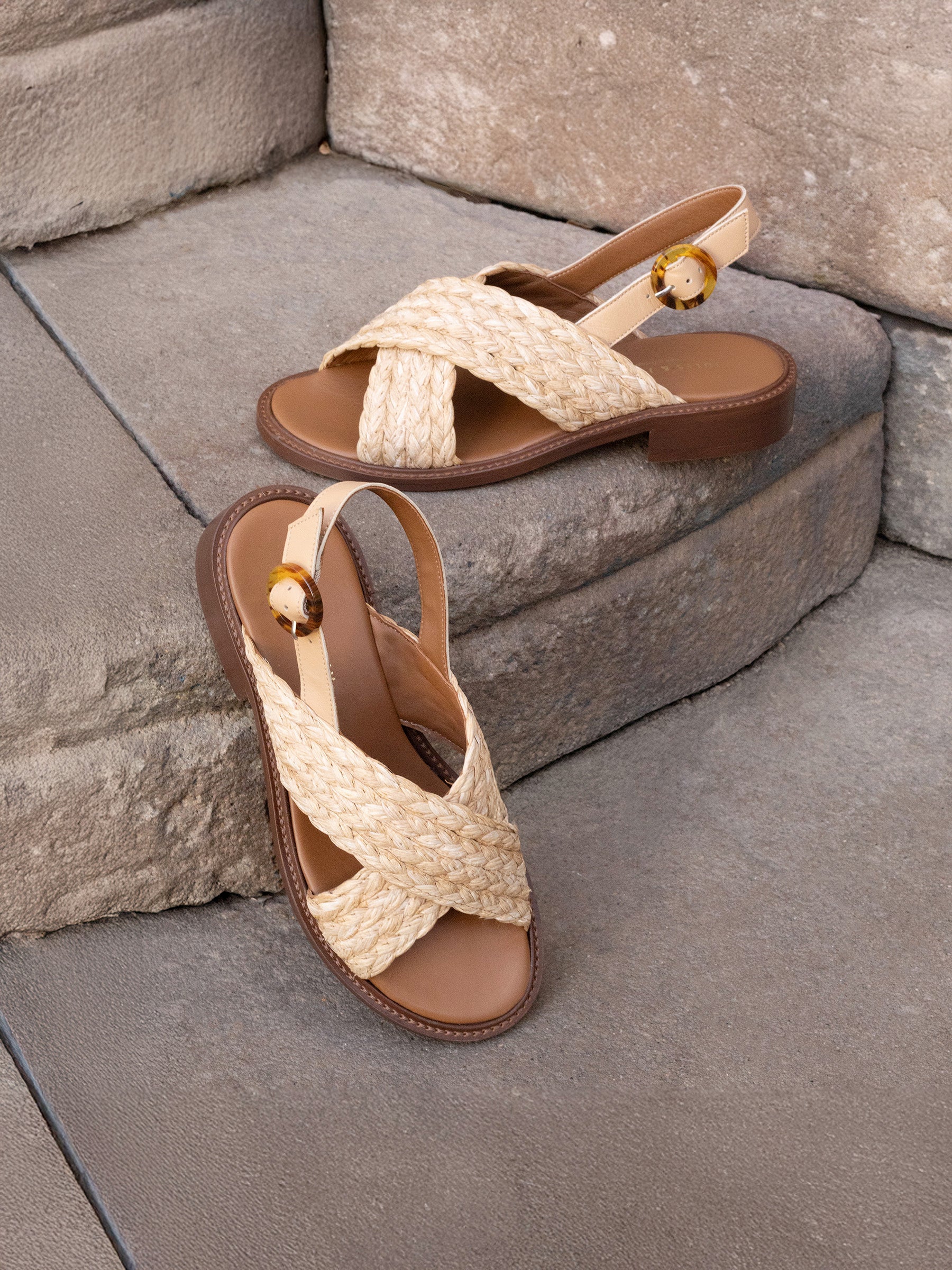 vue posée sandales plates boucle ecaille rafia jules jenn