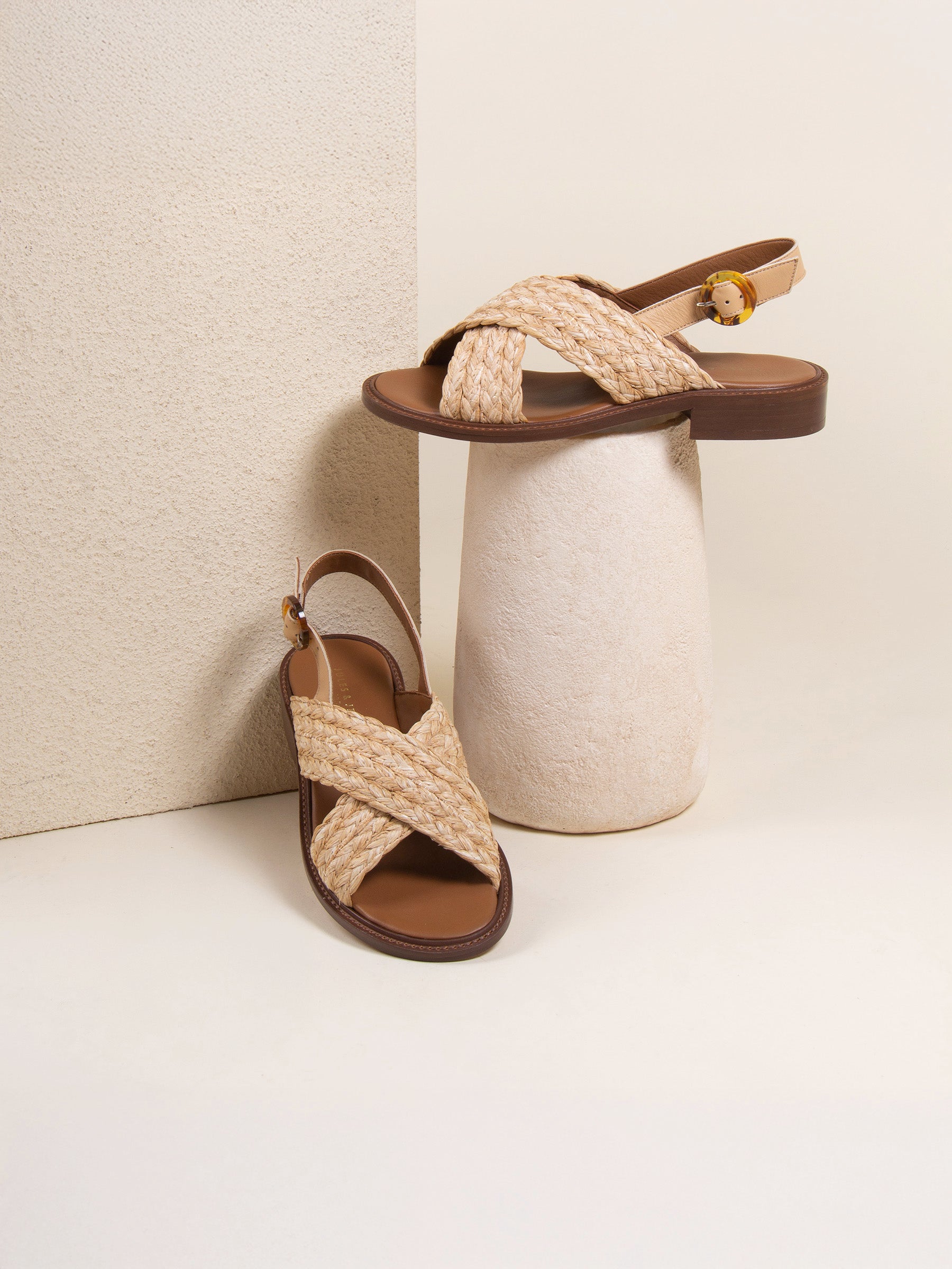 vue posée sandales plates boucle ecaille rafia jules jenn