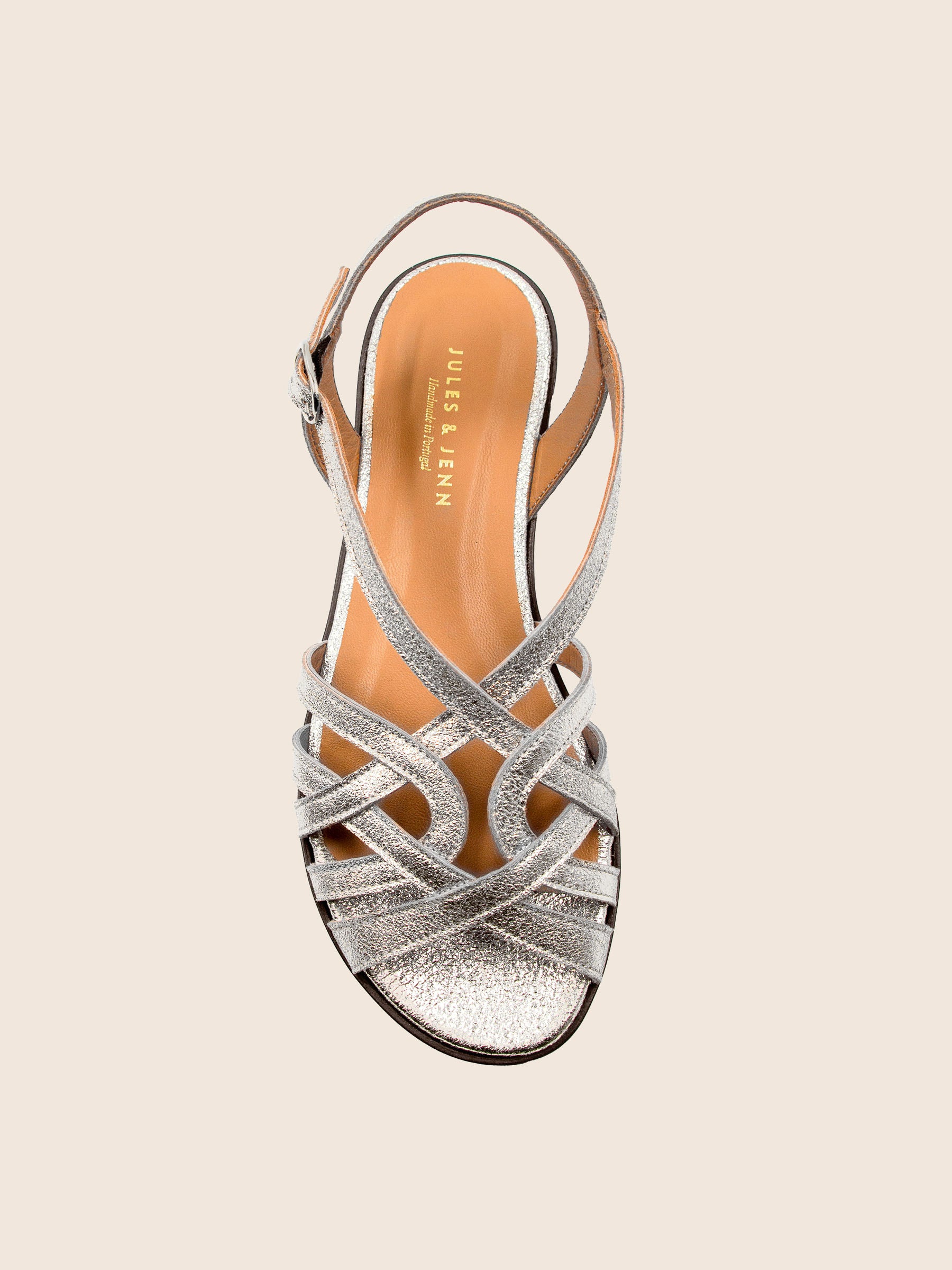 vue dessus sandales plates brides cuir argenté jules jenn