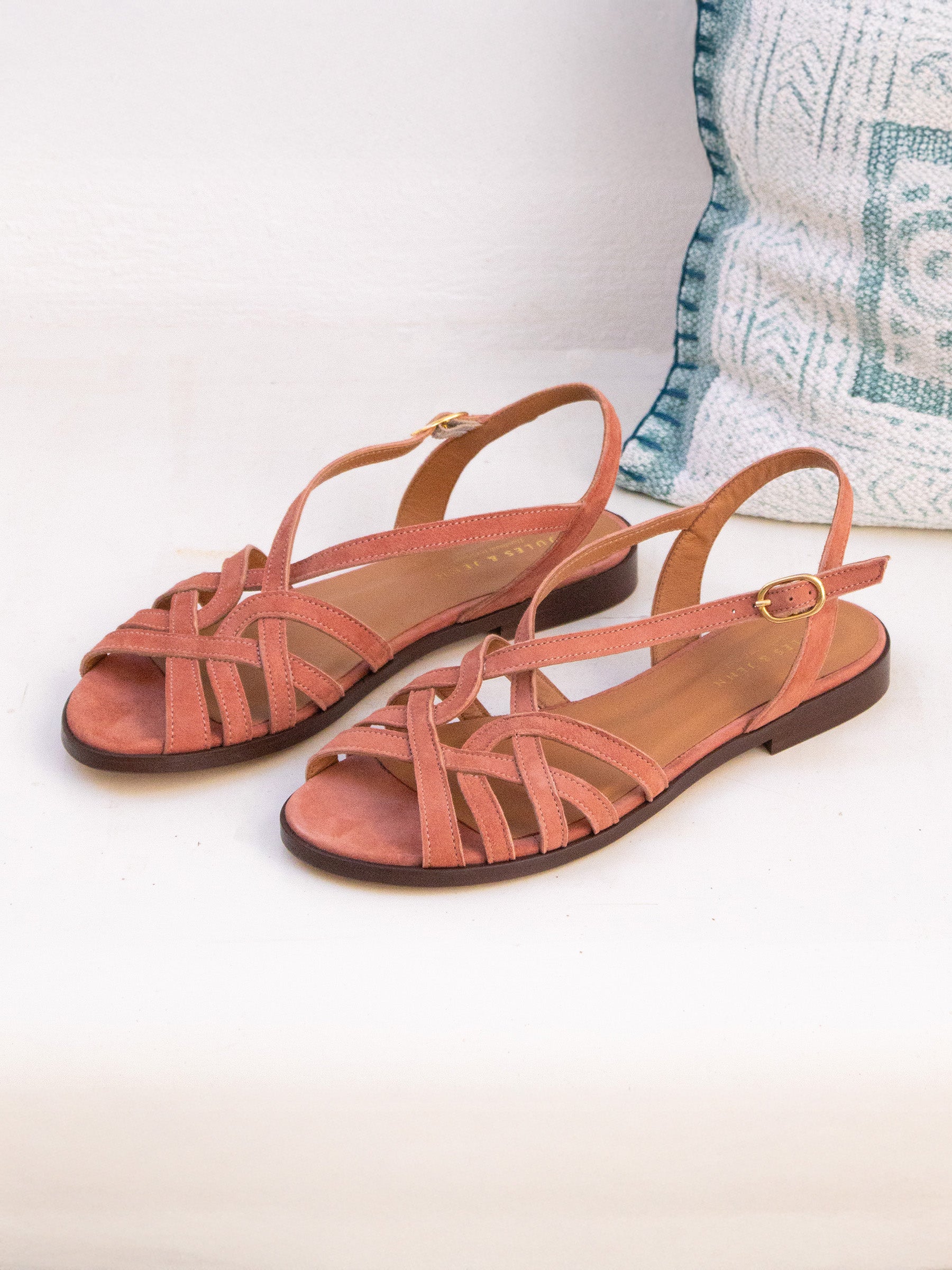 vue posée sandales plates brides cuir daim rose jules jenn