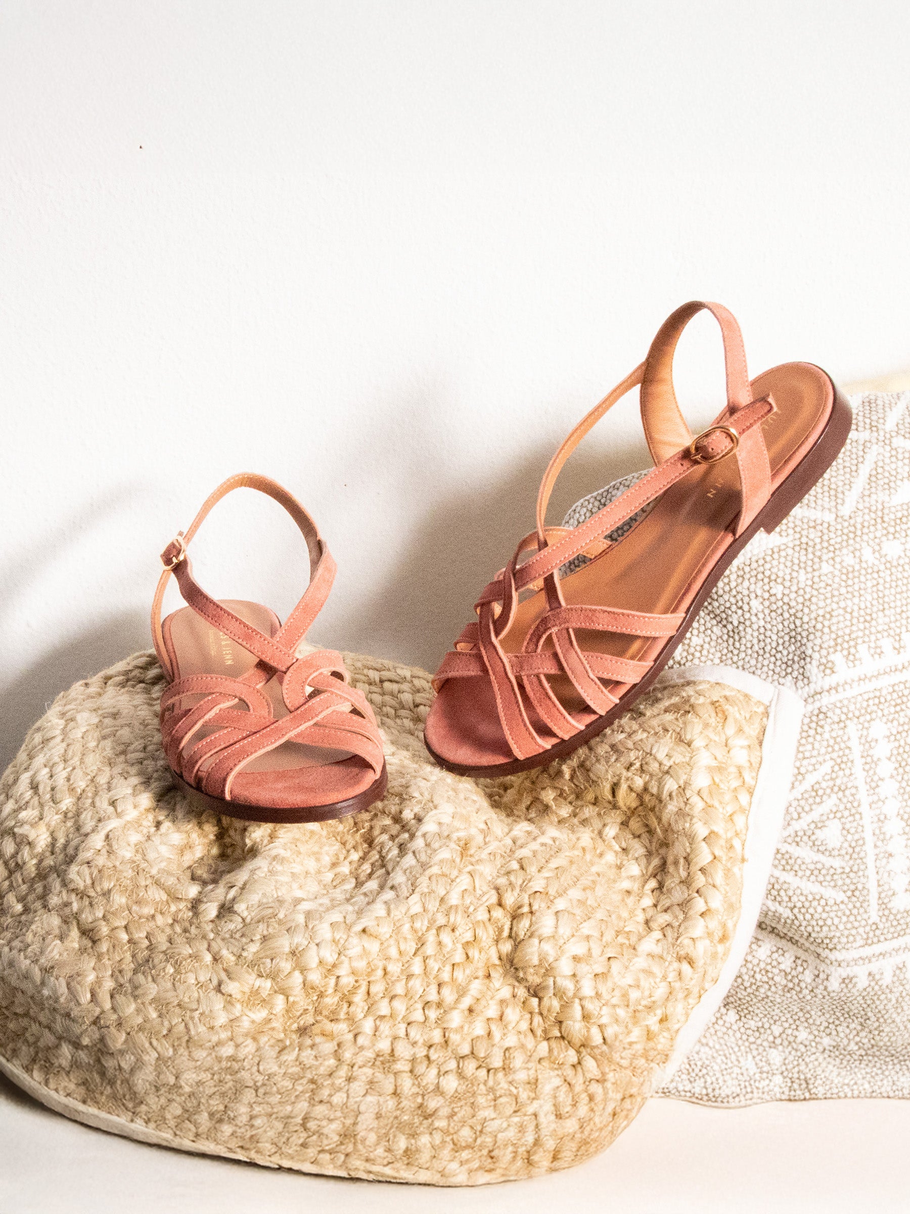 vue posée sandales plates brides cuir daim rose jules jenn