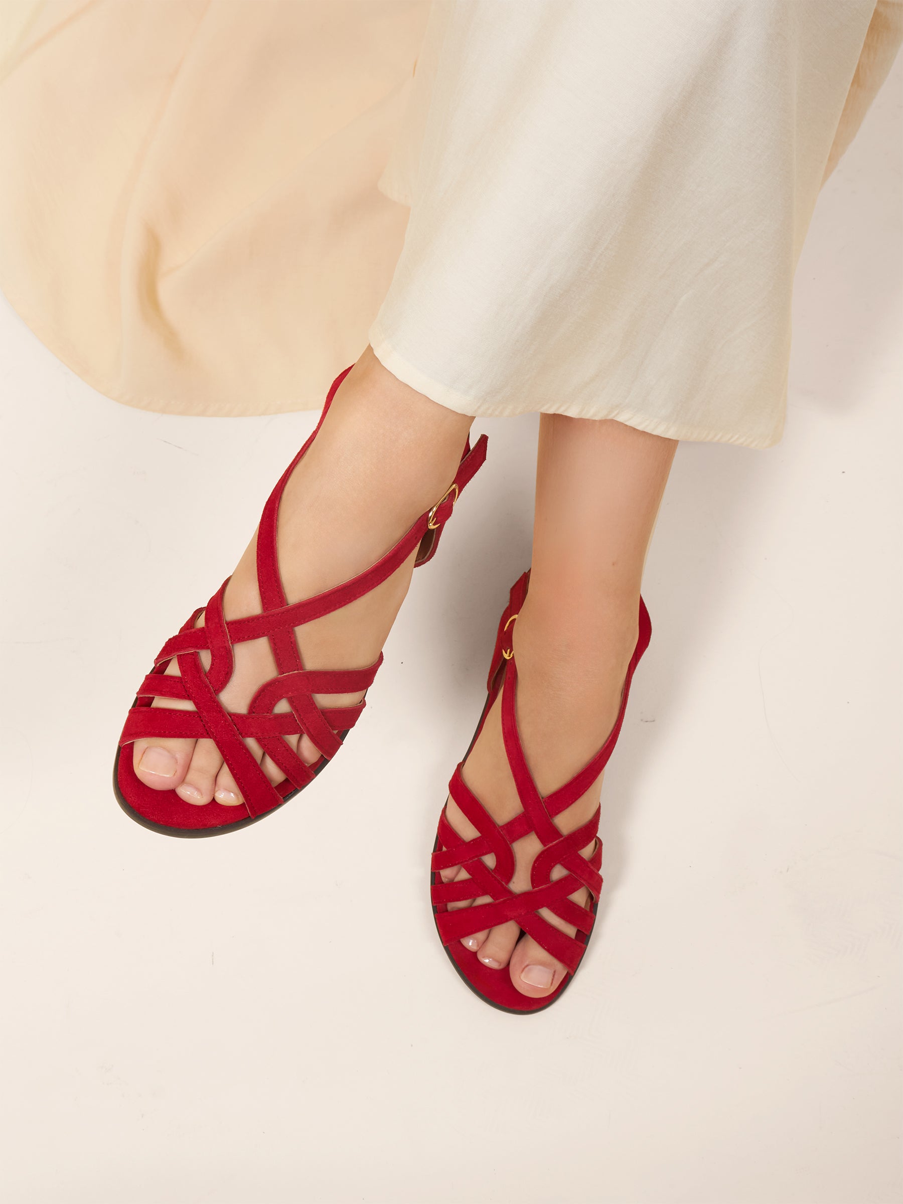 photo vue portée sandales plates brides cuir daim rouge jules jenn