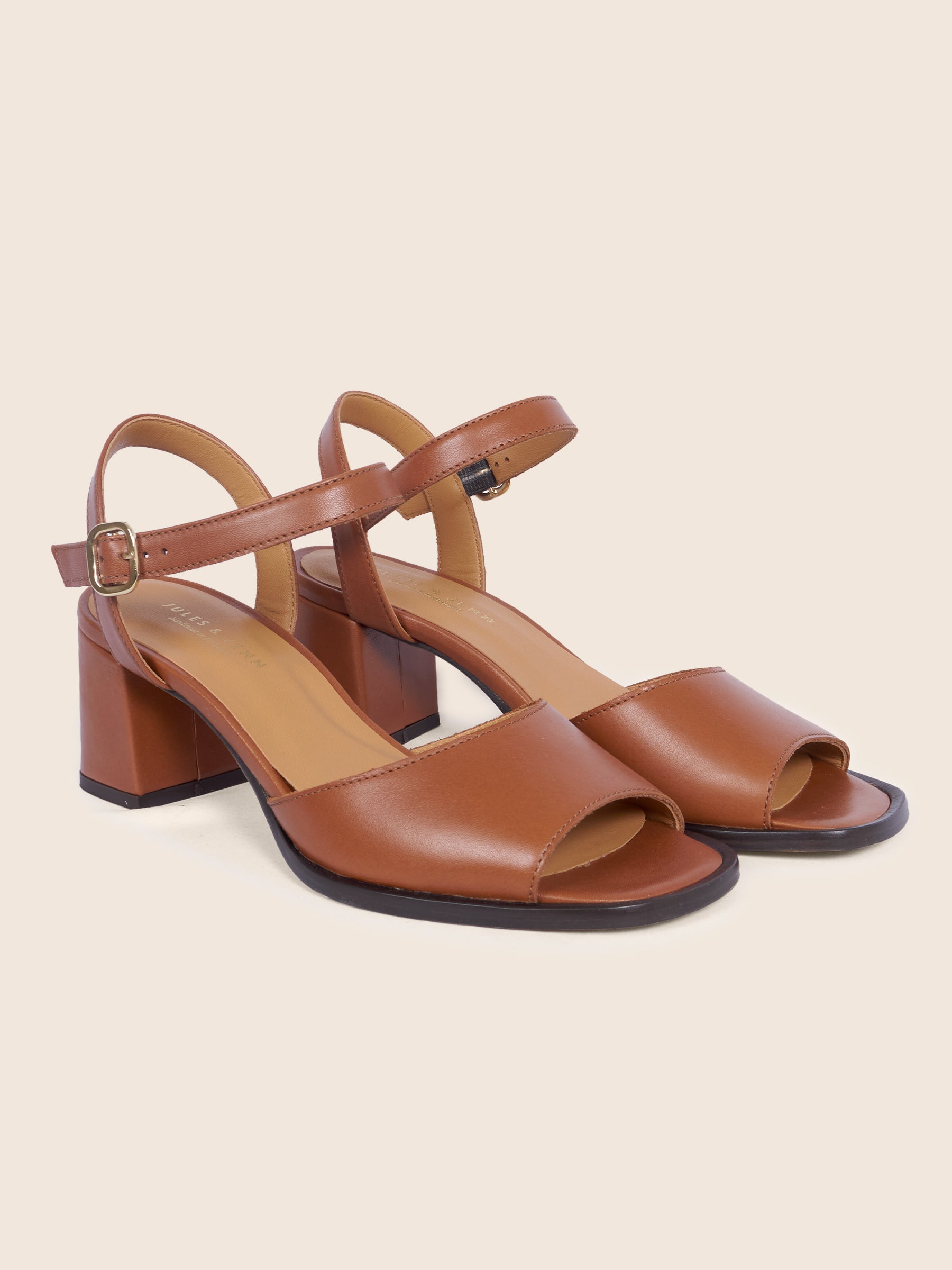photo vue avant sandales talon bloc cuir lisse cognac jules jenn